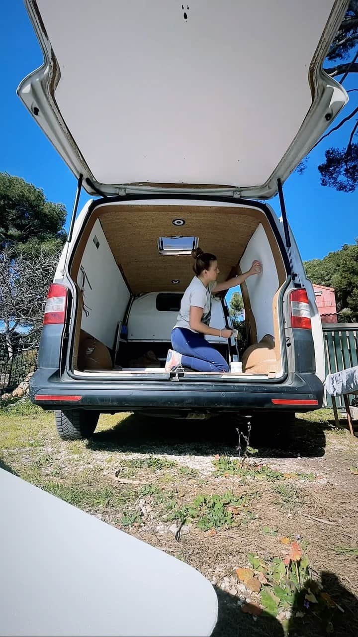 のインスタグラム：「In the meantime… // Pendant ce temps-là…   🚐 Yen a un qui m’a pris 1h, l’autre 1 vie … 🚐 Yen a un yavait la notice, pas l’autre 😵‍💫 🚐 yen a un qui est fini, l’autre … 🤷🏼‍♀️ J’ai besoin de vous demander lequel est lequel !? 😂 Le premier qui me dit que le mini van rouge est bien plus beau je le ban 😈  @vw_france @volkswagen_utilitaires @volkswagen #transporter #transportert5 #vw #vwtransporter #vwt5 #vanlife #vanconversion #van #vanlifestyle #vanlove #vanadventures #vanamenage #roadtrip #nomadlife #explore #freedom #nature #exploretheworld #travel #vwmini」