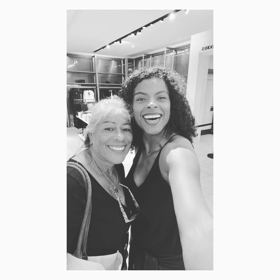 のインスタグラム：「Obrigada pela minha vida, pela vidas dos meus manos e mana,  pelo teu amor incondicional e por estar sempre pronta para se doar por todos nós! Te amo 🧡  Vou chegar a tempo de te abraçar 😜✈️」