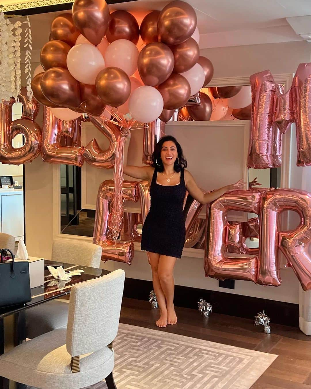 Huda Kattanさんのインスタグラム写真 - (Huda KattanInstagram)「Happy Mother’s Day to all you amazing moms!!! ❤️❤️❤️ Thank you so much to @madinatjumeirah @jumeirahdaralmasyaf for hosting us at your Malakiya Villas! We had such an amazing time! 🙏🏽」5月15日 2時03分 - hudabeauty