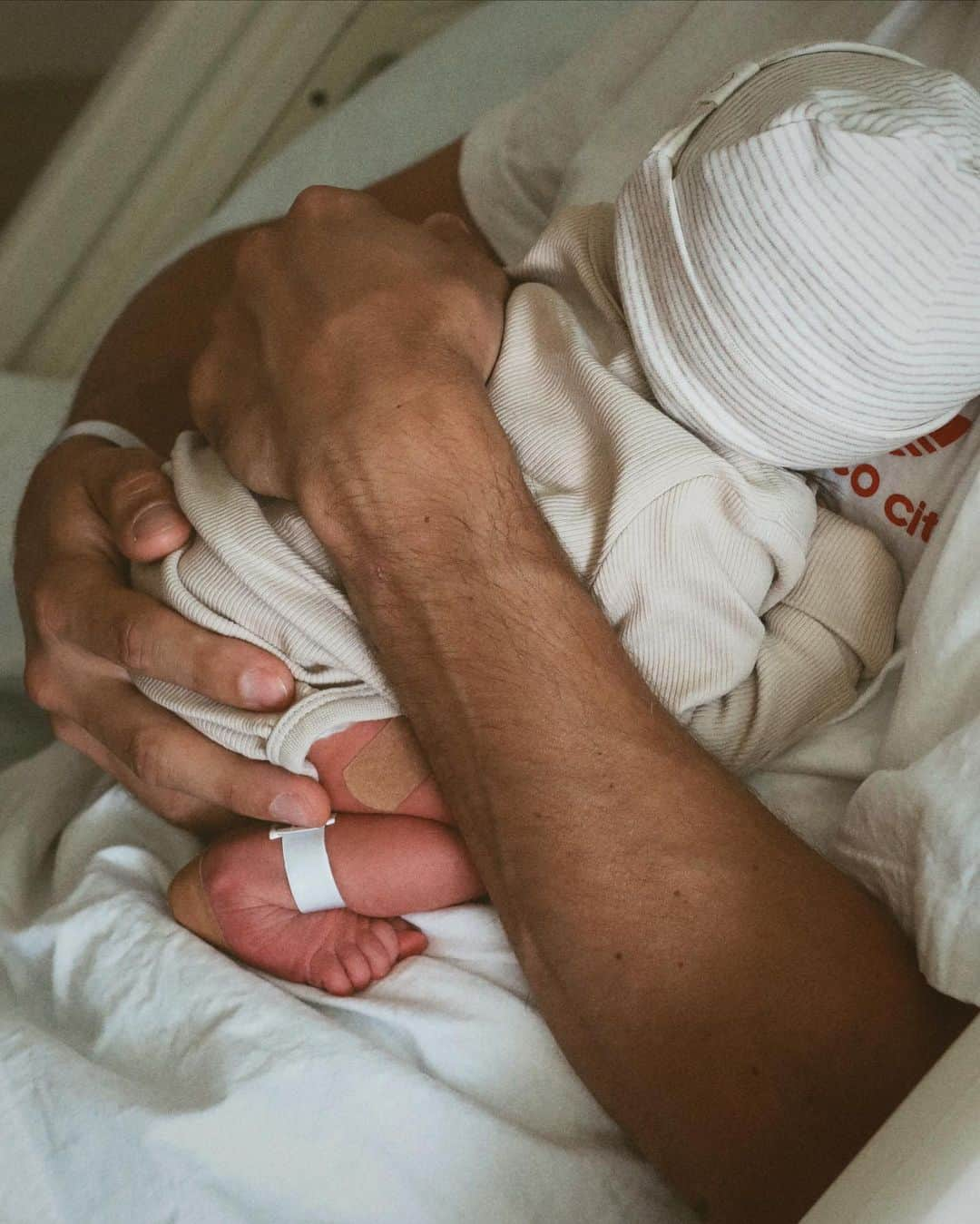 ジュリー・サリニャーナさんのインスタグラム写真 - (ジュリー・サリニャーナInstagram)「Our sweet baby boy is here- Matisse Jean Berruer ❤️👶🏽  It’s the deepest, most special love we’ve ever felt. We are beyond grateful to be a family of 3 now. 🥹  Matisse, thank you for making me your mama. It’s the proudest achievement of my life. You’ve already shown me a different kind of love that I’ve never experienced, I love you beyond anything. You’re my whole world. ❤️  Celebrating my first Mothers Day with you makes me so happy!!!  #newbaby」5月15日 2時04分 - sincerelyjules