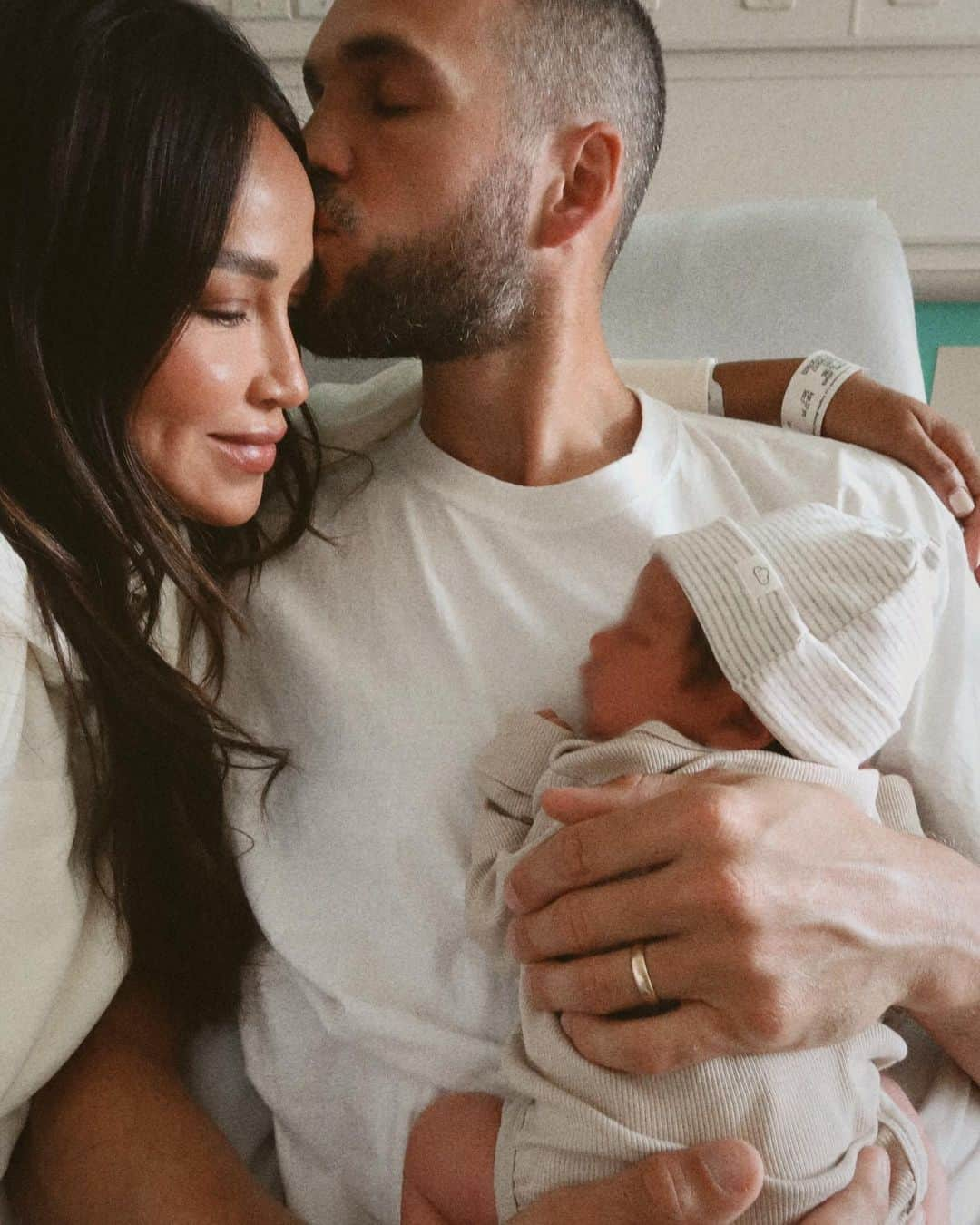 ジュリー・サリニャーナさんのインスタグラム写真 - (ジュリー・サリニャーナInstagram)「Our sweet baby boy is here- Matisse Jean Berruer ❤️👶🏽  It’s the deepest, most special love we’ve ever felt. We are beyond grateful to be a family of 3 now. 🥹  Matisse, thank you for making me your mama. It’s the proudest achievement of my life. You’ve already shown me a different kind of love that I’ve never experienced, I love you beyond anything. You’re my whole world. ❤️  Celebrating my first Mothers Day with you makes me so happy!!!  #newbaby」5月15日 2時04分 - sincerelyjules