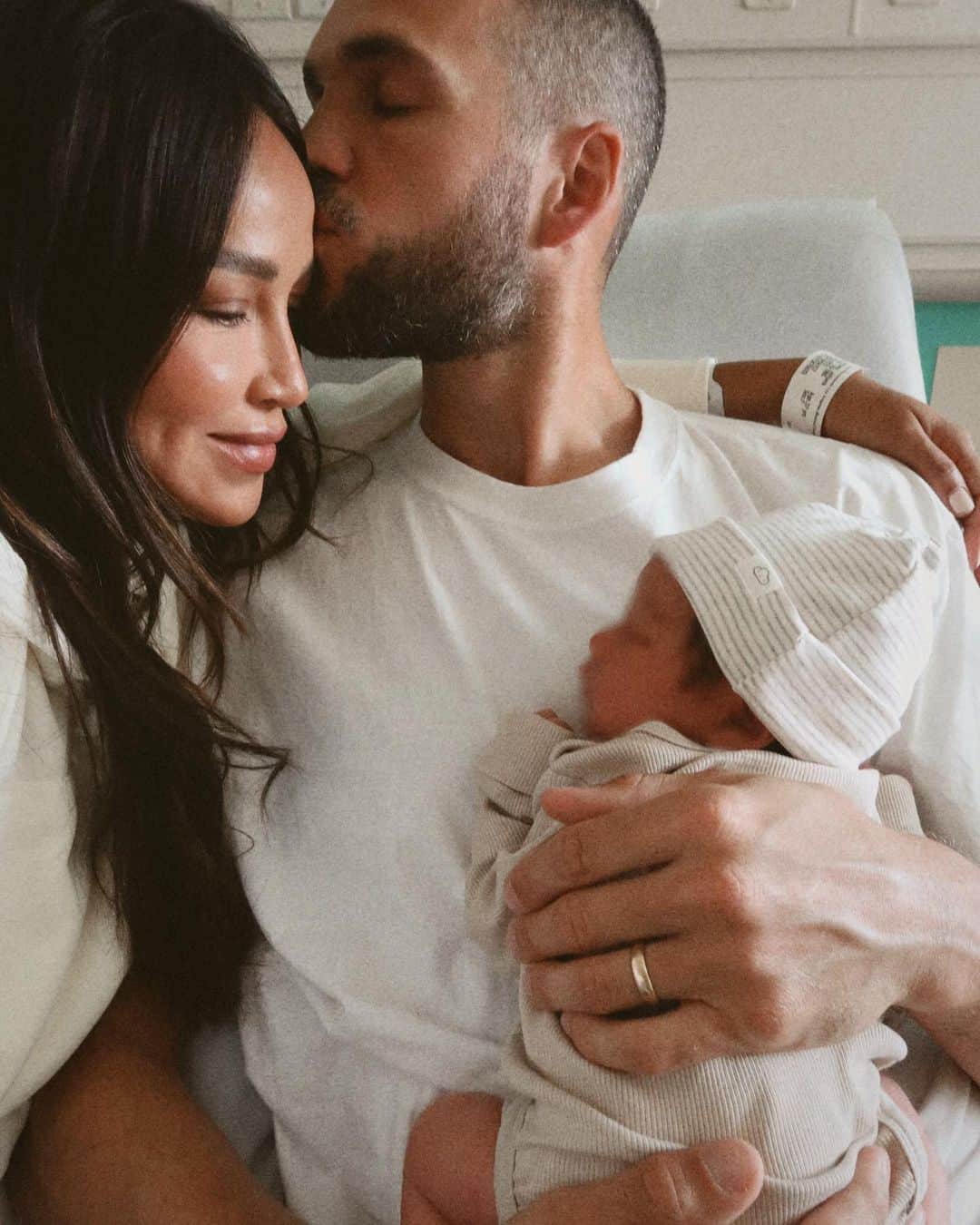 ジュリー・サリニャーナのインスタグラム：「Our sweet baby boy is here- Matisse Jean Berruer ❤️👶🏽  It’s the deepest, most special love we’ve ever felt. We are beyond grateful to be a family of 3 now. 🥹  Matisse, thank you for making me your mama. It’s the proudest achievement of my life. You’ve already shown me a different kind of love that I’ve never experienced, I love you beyond anything. You’re my whole world. ❤️  Celebrating my first Mothers Day with you makes me so happy!!!  #newbaby」