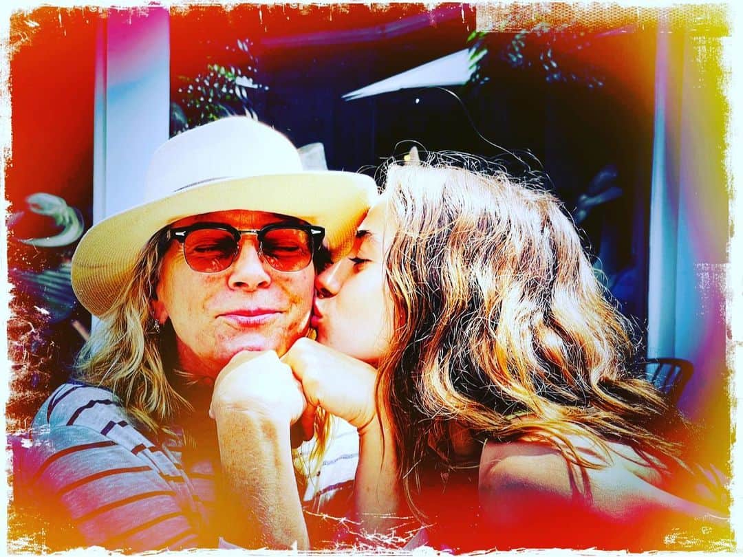 ロブ・モローのインスタグラム：「Grateful and celebrating the amazing mother of @tumorrrow #happymothersday」