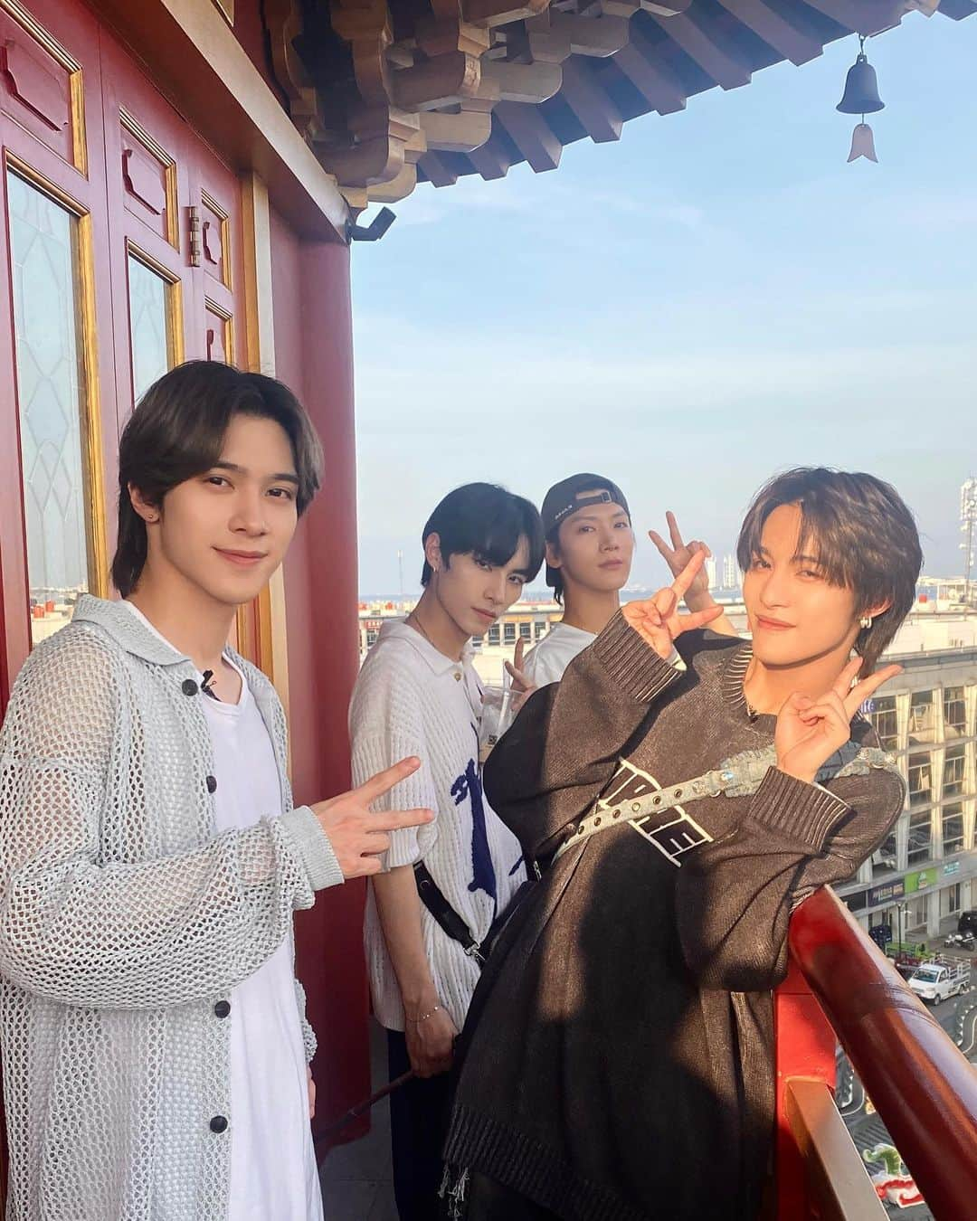 Way Vさんのインスタグラム写真 - (Way VInstagram)「A common but happy pose for travel photos✌🏻  #JAKARTA #Vlog #TourBox_Chapter3 #WayV_Phantom_in_JAKARTA #WayV #WeiShenV #威神V」5月15日 13時01分 - wayvofficial