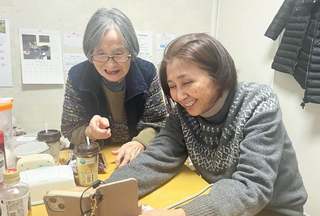 香山ひとみさんのインスタグラム写真 - (香山ひとみInstagram)「💐Mother's day💐 ママいつもありがとう♡ お母さんいつもありがとうございます♡ おばあちゃん、私たち3人きょうだいを母のように近くで支えてくれてありがとう♡ 私をママにしてくれて、本当にありがとう♡  母は偉大だし 父もすごい 家族って尊い、ほんとうに。  #mothersday  #親との写真って意外とないものだねぇ」5月15日 13時02分 - hitomi.k24