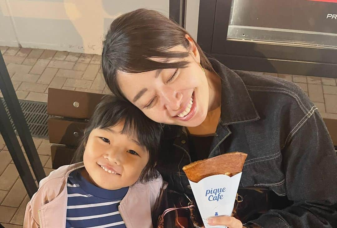 香山ひとみさんのインスタグラム写真 - (香山ひとみInstagram)「💐Mother's day💐 ママいつもありがとう♡ お母さんいつもありがとうございます♡ おばあちゃん、私たち3人きょうだいを母のように近くで支えてくれてありがとう♡ 私をママにしてくれて、本当にありがとう♡  母は偉大だし 父もすごい 家族って尊い、ほんとうに。  #mothersday  #親との写真って意外とないものだねぇ」5月15日 13時02分 - hitomi.k24