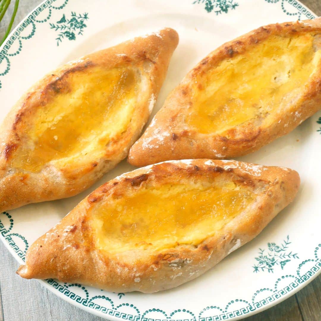 ドンクさんのインスタグラム写真 - (ドンクInstagram)「パン祭り「La fête du pain」開催中  今日もパン祭り「La fête du pain」の 販売アイテムをご紹介します。  ■レモンのエスカルゴ レモン風味のアーモンドクリームと はちみつクリームチーズを巻いて焼き上げました。  ■パン・ア・ラ・クレーム サクッとした食感のパンに、 カスタードクリームをサンドしました。 少し冷やして食べても美味しい一品です。  ■フロマージュ・アグリューム クルミ入りのパンに、甘酸っぱい日向夏のジャムと、 相性のよいクリームチーズをあわせて焼き上げました。 はちみつを塗って仕上げています。  夏の気配を少しずつ感じられるこの季節に おすすめのパンを取り揃えています。 ぜひこの機会にお楽しみください。  ------------------------------------------------ パン祭り「La fête du pain」 期間：5月10日（水）～5月23日（火） ※一部実施のない店舗があります。 ※商品は店舗により取り扱いのない場合があります。 ------------------------------------------------  #ドンク #donq #パン祭りLafêtedupain #パンのある暮らし」5月15日 11時30分 - donq_depuis1905
