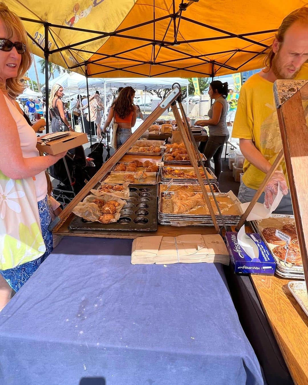 うさびったさんのインスタグラム写真 - (うさびったInstagram)「カカアコファーマーズマーケットへ✨  KCCも有名なんだけどカカアコの方は最近お店多いって聞いてこっちに来たよ🥐  このパン屋さんがめちゃんこ美味しくて2回食べに行った🤣🔥  基本売られているものは全部美味しいー😋✨  #カカアコファーマーズマーケット #kakaakofarmersmarket #kakaako #beachpartypeople」5月15日 11時33分 - usavitta