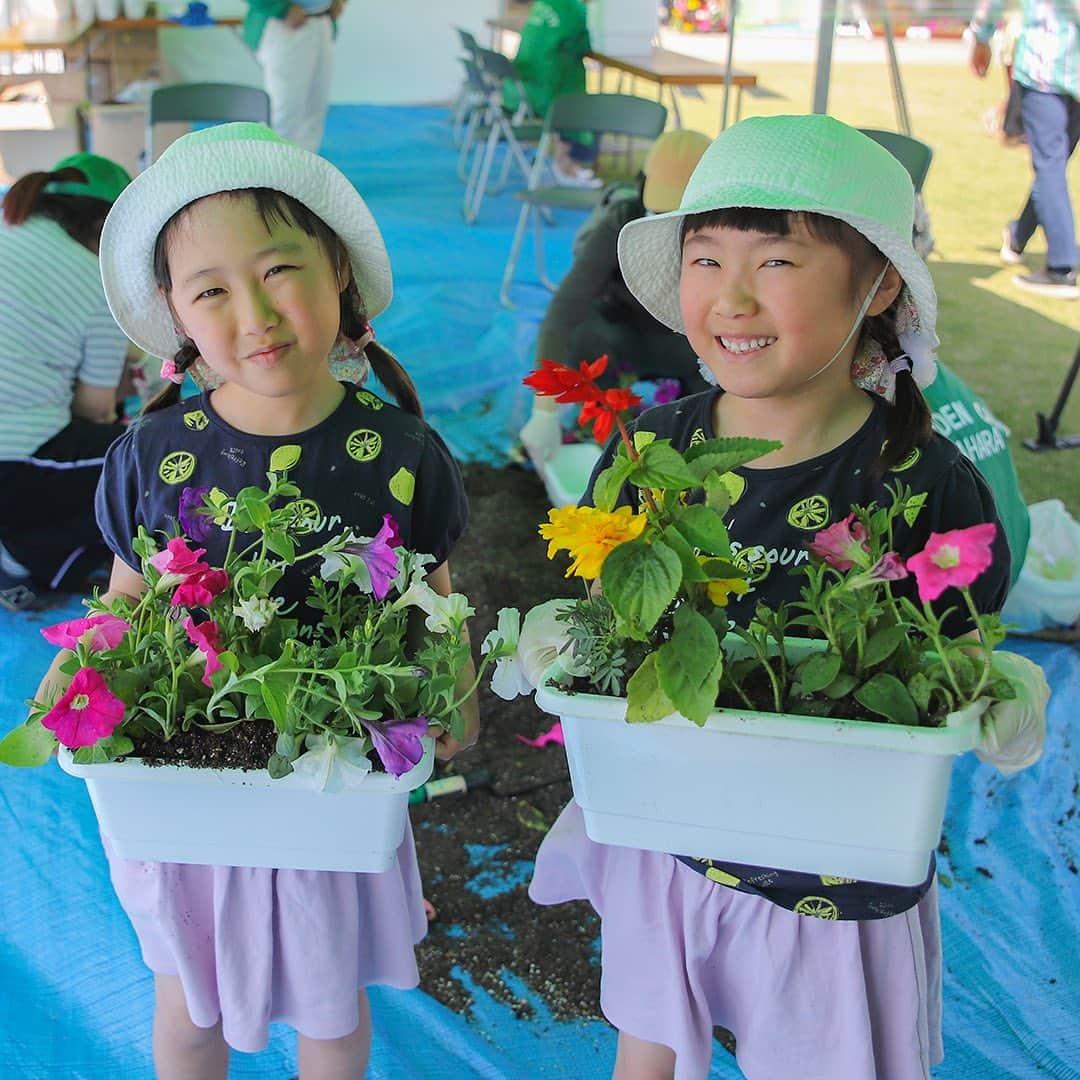 愛知県田原市さんのインスタグラム写真 - (愛知県田原市Instagram)「Full of flowers and greenery. * 花や緑をいっぱいに♪ * #花 と #緑 をそだてて #花のある暮らし を送ろう😌！  簡単にできる #寄せ植え なら いろんな #季節の花 を楽しめるね✨  #ガーデニング#庭#庭づくり  #緑花まつり#たはら暮らし  #渥美半島#田原市#伊良湖岬#伊良湖#赤羽根#菜の花浪漫街道  #tahara#irago#akabane#サーフィン#surfing#田舎暮らし#日々の暮らし #休日の過ごし方#スローライフ #instagramjaran#igersjp」5月15日 11時47分 - tahara_kurashi