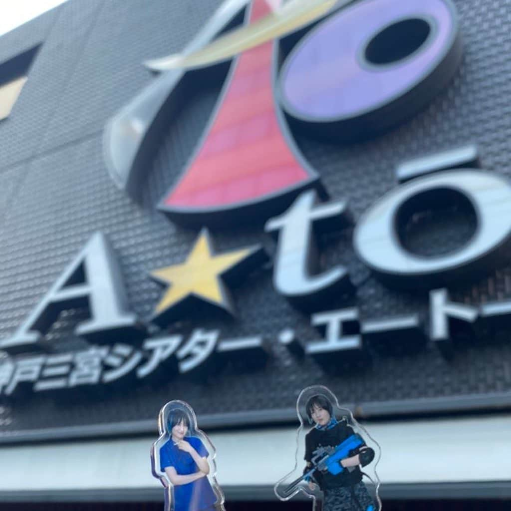 久代梨奈さんのインスタグラム写真 - (久代梨奈Instagram)「#スペースソルジャーズ喫煙スペース 全公演終了いたしました！ お越しいただいた皆様ありがとうございました🙌  お客様がとても温かくて 拍手、手拍子、笑い声、笑顔 たくさん伝わりました☺️ 楽しい時間を共有できたことが幸せで、毎回新鮮な気持ちで演じることができました🤩  #マンまるズ  初のプロデュース公演という記念すべき貴重な現場に参加できた事とても嬉しく思います。 改めておめでとうございます！ そして、温かく迎えてくださりありがとうございました！ 今後の活動楽しみにしています🙌  先輩方や仲良くしてくださったお姉様、私の弟と同年代で弟がいっぱいいるなぁと日々思っていたフレッシュなメンバー達。 とにかくキャスト全員、現実でも役でも個性が強くて、稽古も楽屋も本番も笑いが絶えない日々でした！！！  まっっじで面白かったのでしばらくロスになりそうです😹😹😹😹  ところがどっこい 次回出演公演 #SMオペラ の稽古をする夢を見たので少しずつ切り替えていきたいと思います♪ 楽しみがいっぱい！！！！  あらためて、本当にありがとうございました！  アイスブラスト役🧊久代梨奈  #スペ喫 #神戸三宮シアターエートー  #舞台」5月15日 11時54分 - rina.kushiro_official