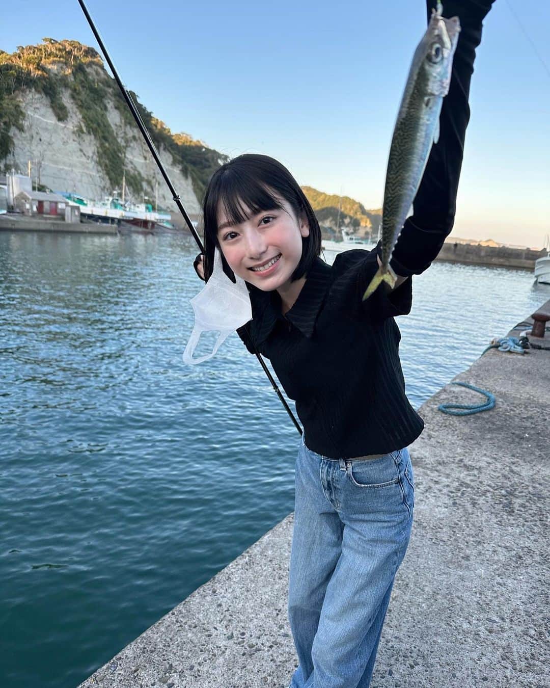 のインスタグラム：「🐠  ドラマ［ #放課後ていぼう日誌 ］ 配信まであと①ヶ月をきりました🎣⭐︎  こちらは初めて鯖を釣れたときの写真 :D  にんまり」