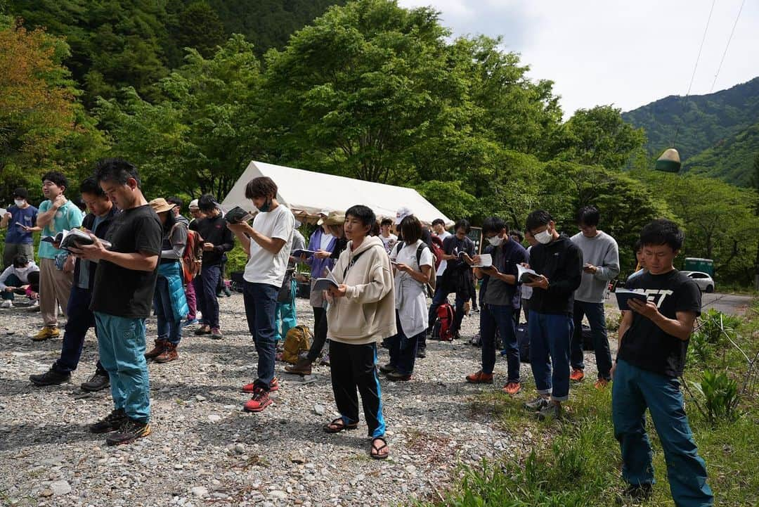 小山田大のインスタグラム：「先週末は馬瀬川ボルダリングエリア公開イベントが開催されました。 雨で1週間延期になり、イベント当日も予報は午前中のみ晴れるというギリギリの状態での開催でしたが、予報よりも降り出しが遅れ、何とか開催する事が出来ました。  このエリアは一時期集中的に開拓に入り、「変若水」「オルタ」「カンダタ」といったハードな課題を完成させた思い入れのあるエリアです。 エリア周辺の景観も良く、課題も粒揃いの素晴らしい岩場だと思います。 また、今では貴重なナイト可能なエリアでもあります。 今回のイベントをもってエリアは公開となりました。皆さんに末長く愛される岩場になる事を願います。 参加された皆さん、スタッフの方々お疲れ様でした！」