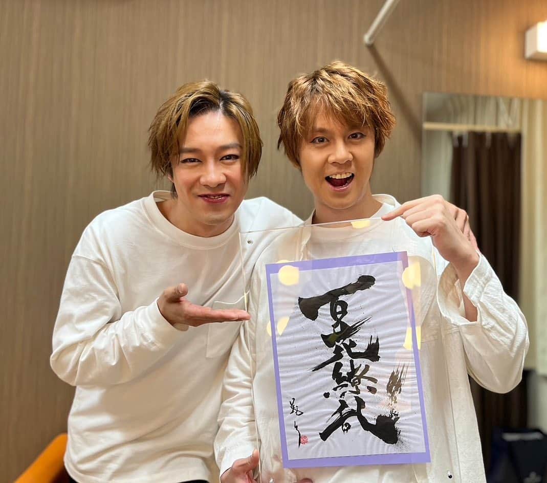 東山義久さんのインスタグラム写真 - (東山義久Instagram)「アルジャーノンに花束を  東京、大阪公演無事に千秋楽を終えました。 ご来場、ご観劇、皆様本当にありがとうございました。  幾度となく観てきたこの作品に 今回は出演し沢山の事を学びました。  「生きるとは」 「人間とは」 「幸せとは」  チャーリーゴードン浦井君を筆頭に 9名での作品でしたがとても濃い時間を共有しました  　心の財産となる作品に出会えたことに感謝します。  今はただ、 いつかまた笑顔のチャーリーに会いたいと心から思う。  ありがとうございました。  #アルジャーノンに花束を  #アルジャーノン #浦井健治 #東山義久」5月15日 11時56分 - yoshihisa_higashiyama