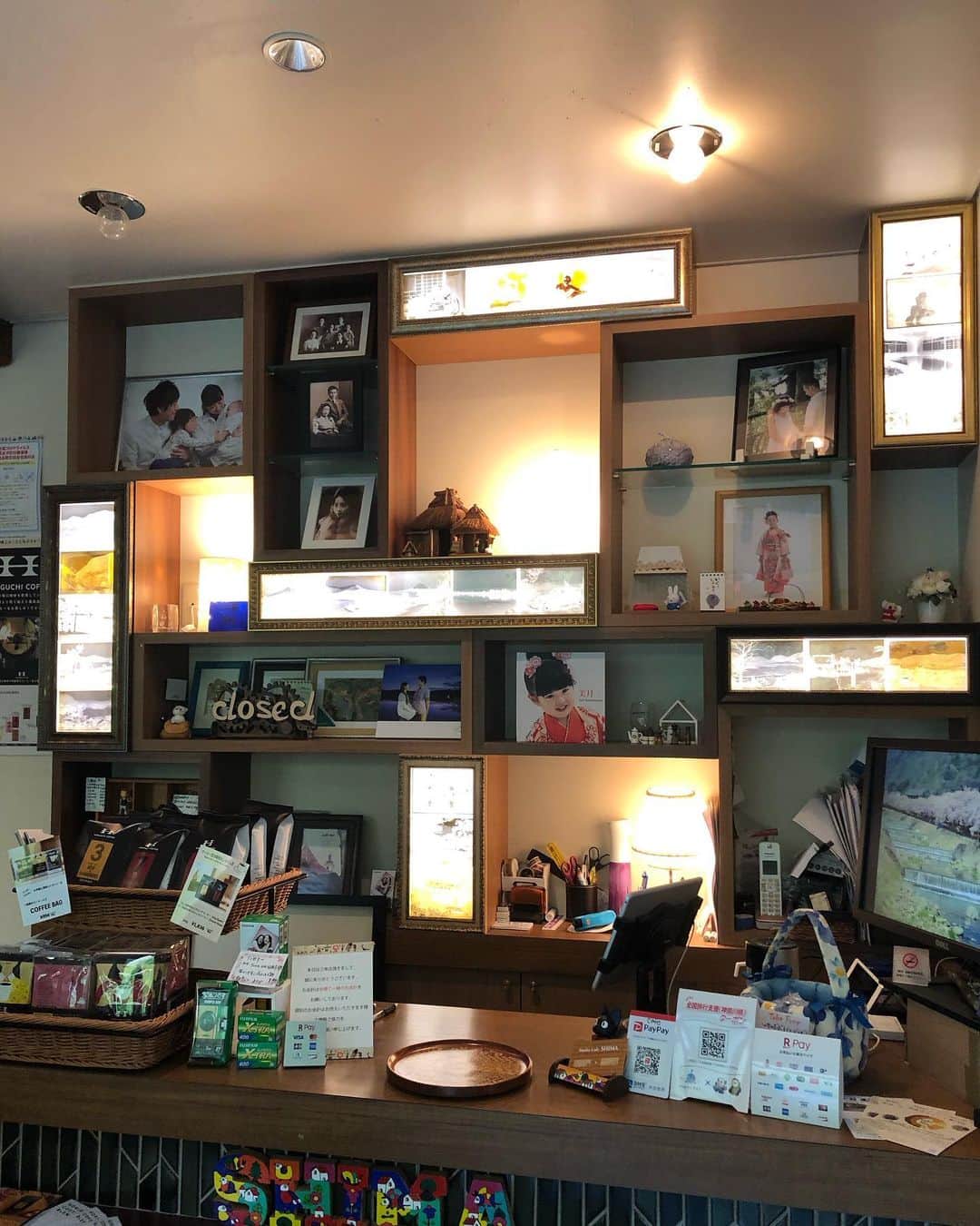 大和田獏さんのインスタグラム写真 - (大和田獏Instagram)「#ばくさんぽ 久しぶりに箱根強羅に住む親友の写真館を訪ねました。 1919年創業の老舗嶋写真館。彼は３代目。 現在は奥さんと４代目の息子さんがカフェを写真館と隣接してやっています。 登山電車を模したケーキや美味しいコーヒー☕️等を頂けます。 店内には先々代が撮った箱根の写真やガラス乾板が飾らせていて、箱根の歴史を感じる空間で寛げます。 帰りにはスタジオで恒例の家族写真を今回は４代目に撮って貰いました。」5月15日 11時57分 - bakuowada