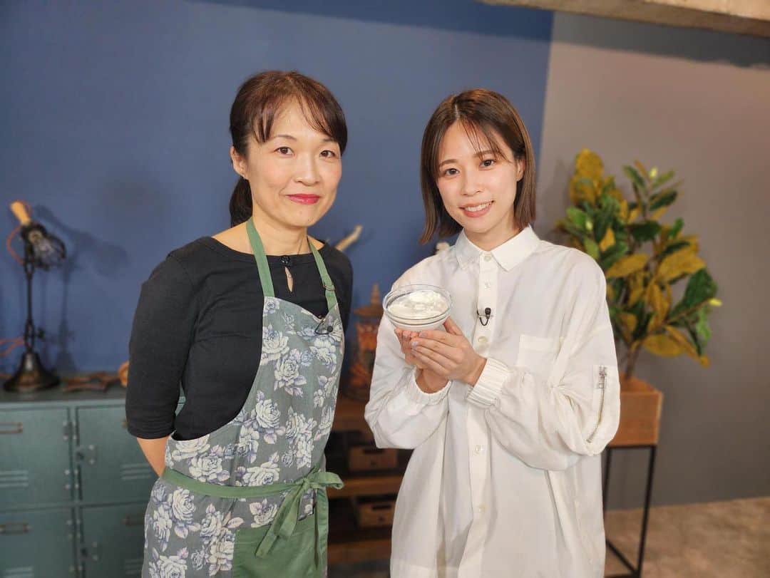 フジテレビアナウンサーのインスタグラム：「消費期限が近づいた牛乳を使ってクリームチーズを作りました🐮   一人では飲みきれないときもある牛乳を、飲んでも食べても楽めるなんて嬉しいですね😊   チョコや抹茶風味にアレンジもできるそうなので、朝ごはんやおやつにいただきたいです😋   #体感サステナWAVE  #楽しくアクションSDGs  #牛乳　#クリームチーズ  #フジテレビアナウンサー  #鈴木唯」