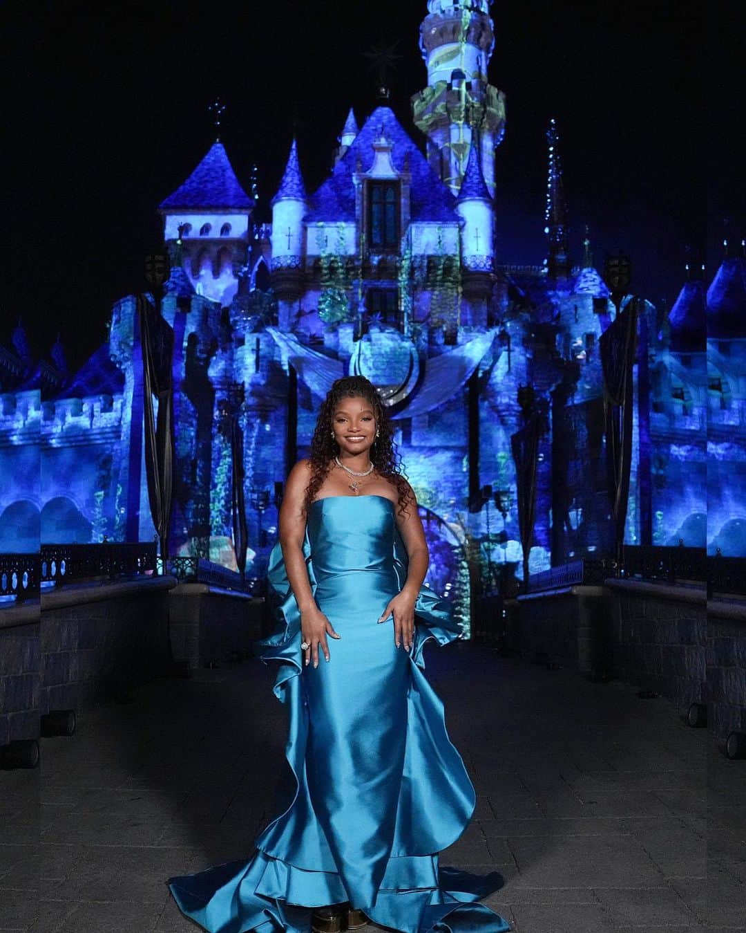Just Jaredさんのインスタグラム写真 - (Just JaredInstagram)「Halle Bailey stuns in a gorgeous sea blue gown for her performance of "Part of Your World" from her new movie, #TheLittleMermaid, on American Idol's Disney Night. Check the LINK IN BIO to watch her performance! #HalleBailey Photos: ABC」5月15日 11時58分 - justjared