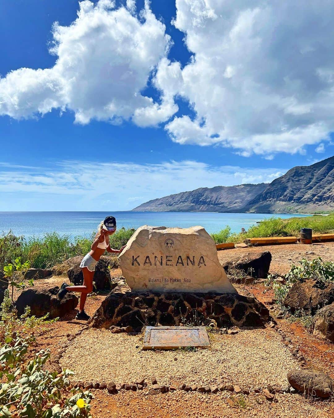 shihoのインスタグラム：「💙💎💙💎💙 ・ 📍Ka'ena Point ・ オアフ島最西端にあるカエナ・ポイント。 その道中にも 素敵な景色を見られる場所がたくさん♡ ・ 東側とはガラリと雰囲気が変わり、 とても静かで 手付かずの自然を たくさん見て感じられるのも 西側の特徴。 ・ 小さな島だけど、 地域によって全然雰囲気が変わるから、 いつ行ってもどこに行っても 楽しめちゃうよね♡ ・ #hawaii#islandofoahu#oahu#ハワイ#trip #オアフ島#travel#loco_hawaii#travel_jp #funtorip#タビジョ#旅MUSE#genic_travel #genic_mag#たびねす#旅行#genic_hawaii #kaenapoint#ocean#beach#kaena#sea#view #kaenapointstatepark#westcoast#oahuhawaii #tabijyomap_hawaii#lealeahawaii#2023」