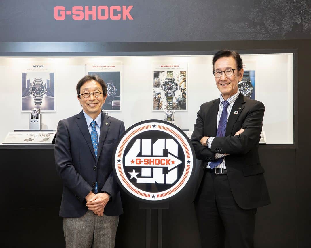 G-SHOCKさんのインスタグラム写真 - (G-SHOCKInstagram)「G-SHOCK 40th Anniversary RECRYSTALLIZED  DW-5040PG  初号機であるDW-5000Cのデザインはそのままに新しい加工技術を採用し、文字盤には初代モデルの開発チームであるPROJECT TEAM “Tough”の銘を施した40周年記念モデル「DW-5040PG」。  HODINKEE Japanでは現在、当時の開発チームを率いた現・カシオ計算機 社長CEO兼CHRO増田裕一と伊部菊雄、さらにはHODINKEE Japan編集長の関口優氏を交えた座談会記事を公開中です。  40周年を迎えた今だからこそ話せるエピソードが盛り沢山。ぜひご覧ください。  DW-5040PG-1JR  photo by @hodinkeejapan   #g_shock #gshock40th #40th #anniversary #recrystallized #dw5040 #40周年 #hodinkee #fashion #watchoftheday」5月15日 12時00分 - gshock_jp