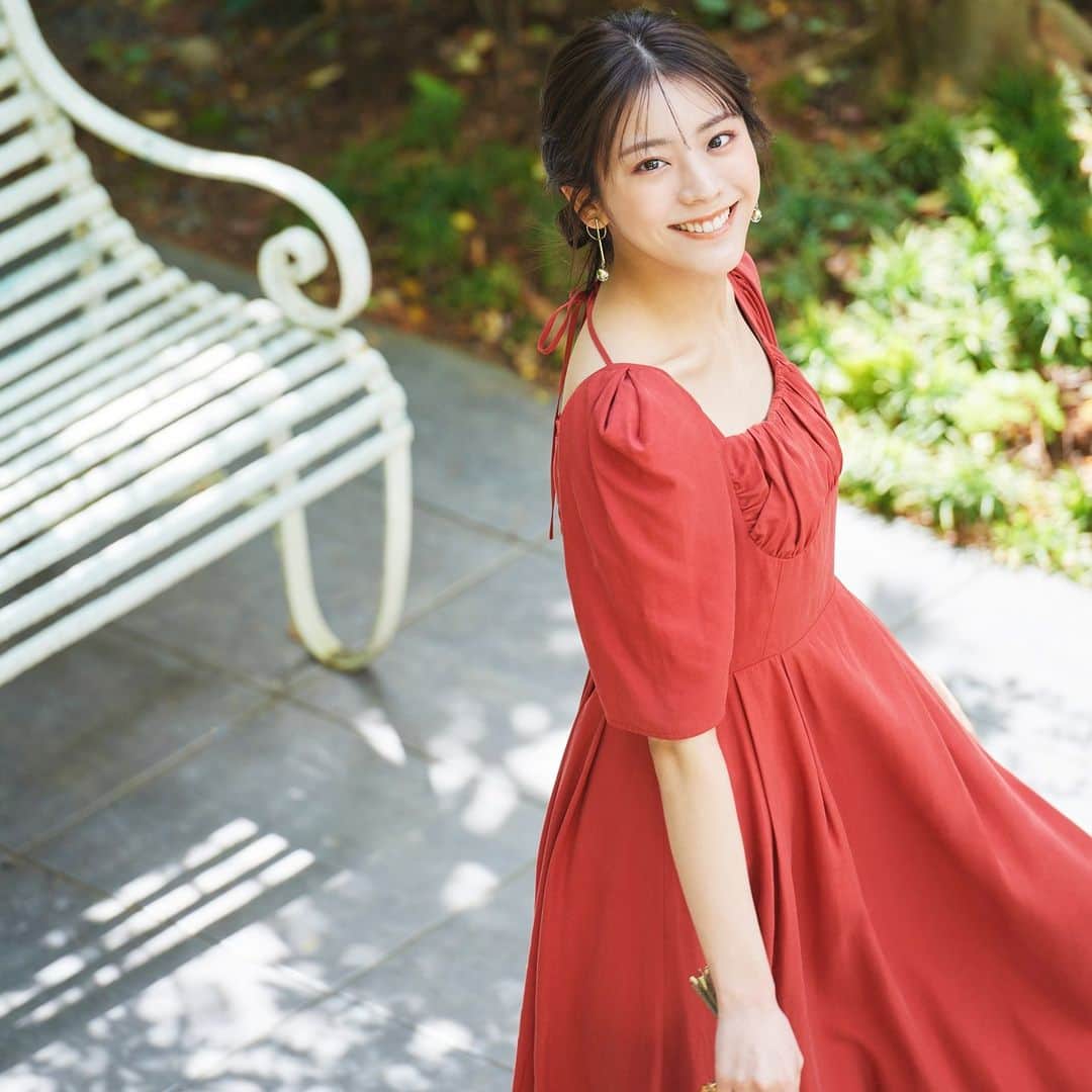 NATURAL BEAUTY BASICのインスタグラム：「貴島明日香さんが素敵に着こなしてくださった 新作webカタログ第一弾から ひと足先にSNSにてカット先行公開...♪  webカタログでは 初夏を感じさせるフレッシュなスタイリングが盛りだくさん🍃 5/16～公開予定です✨  ぜひお楽しみに♡  ■エンパイアディテールワンピース ¥14,960 tax in size:M/PS color:クロ/ヴィンテージレッド #0173140581  #貴島明日香 さん #春カラー #ワンピース #初夏コーデ  #spring #春コーデ #レイヤードコーデ  #カラーワンピース #夏コーデ #お出かけコーデ #オフィスコーデ #オフィスカジュアル #通勤コーデ #大人可愛い #カラーコーデ  #着回しコーデ #きれいめカジュアル  #ベーシックコーデ #ベーシック #ナチュラルコーデ #トレンドスタイル #シンプルコーデ #ナチュラルビューティーベーシック #naturalbeautybasic」