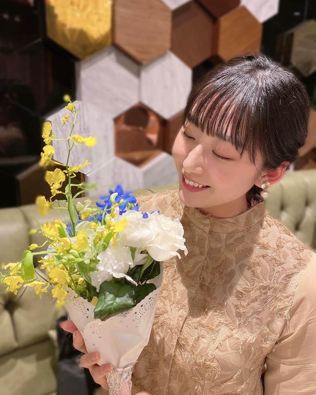 さゆりのインスタグラム：「⁡ ⁡ 大学時代の同期の結婚式にお招き頂きました👰🏻‍♀️🤍 とっても素敵だった〜💍🕊✨ ⁡ ⁡ #結婚式 #お呼ばれ #happywedding  #末永くお幸せに 💖 ⁡」