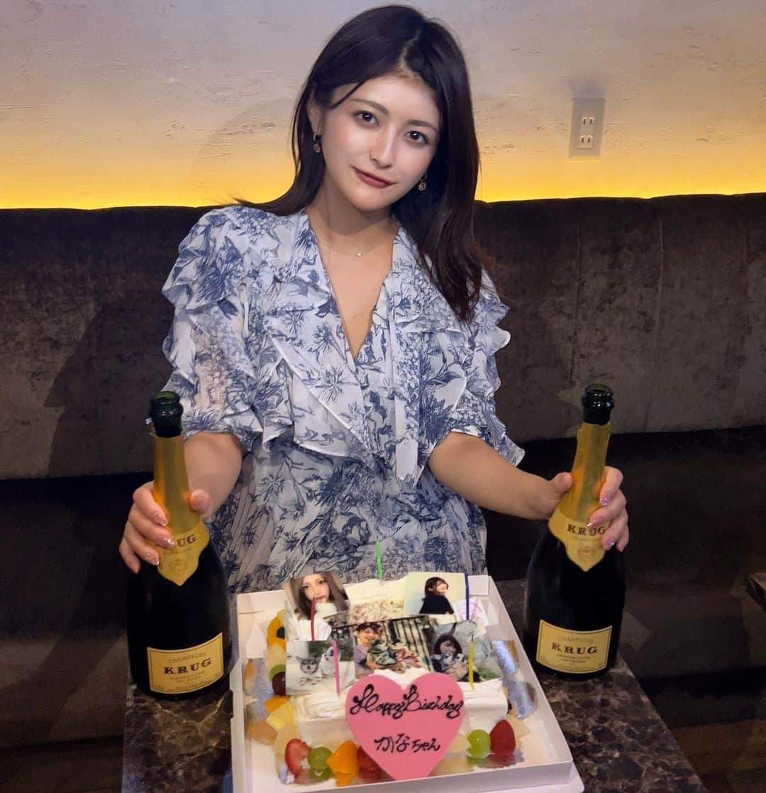 新藤加菜のインスタグラム：「大好きな港区六本木で誕生日を迎えました❤️  色んなことがあったけれど、色んな経験できた最高の20代でした！ 30代はいい歳のとり方できてるかが大事になってくる人生のターニングポイント。  レベルアップしたかなちゃい、さらに強くなれるように粛々と頑張ります！  超絶可愛いケーキも貰って嬉しい🎂❤️‍🔥 竹輪さんしらすさんもたくさんいます🎶  たくさんのお祝いのメッセージもありがとうございましたᙏ̤̫⑅*  #港区女子 #港区議会議員 #誕生日 #誕生日ケーキ #birthday #birthdaygirl #誕生日会 #krug #krugchampagne #新藤加菜 #六本木 #港区」