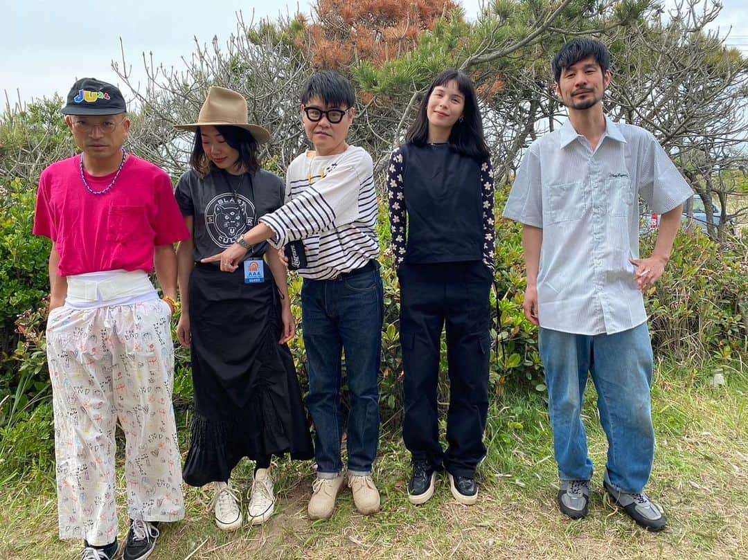 松田岳二のインスタグラム：「千葉は屋形海岸で行われたGROOVETUBE Fes。雨も持ちこたえてとても良い日を過ごしました。 着いた時に演奏していたTHE ALEXXからJurassic Boys、LEARNERSをはさんでmitsume、YSIG、YODAさん遊佐さん、ずっと聴いてたい音がビーチに鳴っていた。  ミツメのエスパーはいつ聴いても胸がきゅ〜っとしてしまう。  YSIGは1番前で堪能しました。初めて観た20年前もMILKで最前列だったなとか、色んな想いが溢れてきた。モーさんの一瞬の高中感に高揚しました。  運営の皆様、素敵な日をありがとうございました。 また来年！ let's keep in touch.」
