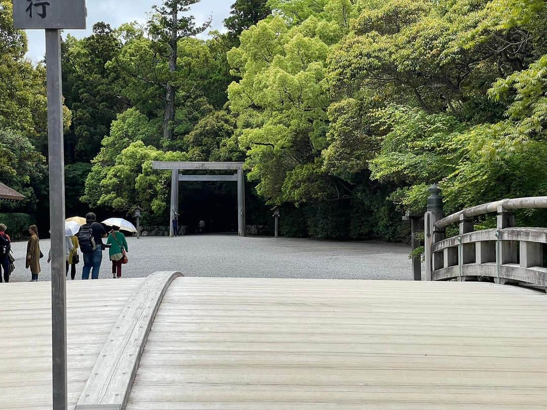 佐々木みすずのインスタグラム：「外宮さん、参拝させて頂きました😊  雨上がりの参道は、緑の香りが強くて  身体の中まで清められてる感じが  しました😊  いまから、内宮に向かいます😊」