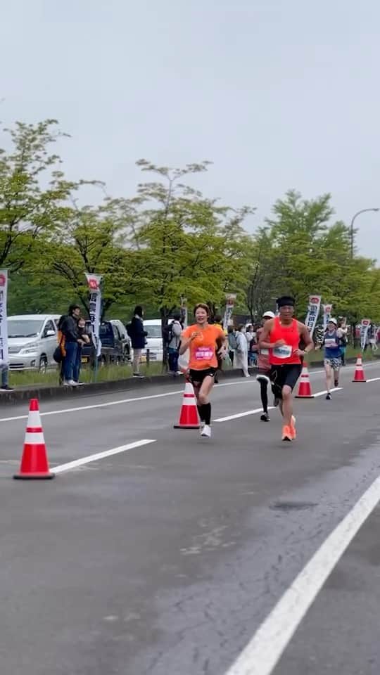 西谷綾子のインスタグラム：「🏃‍♀️ #軽井沢ハーフマラソン ゴールシーン  1時間31分9秒(4:19/km)🏅  フォーム美しくないし顔険しいし 恥ずかしいからアップするか迷ったけど🫣 🎥 @watarunishio さんが 貴重な瞬間を撮ってくださったので🥹感謝！  私こんな顔で登り坂を走っていたよね‥ (サングラスで隠したかった笑) すれ違いでみんな引いていた笑😂ごめん。 でも応援がかなり力になり ペースそんなに落ちなかったの！ありがとう〜♡  最初からずっと息が上がり苦しかったけど (やはり標高950mあるから平地とは違うのかな) 2kmくらいから @yagishinsuke さんが ゴールまで私をずっと励まし 一緒に走ってくださったおかげで キツイなりに体は動かせて、 ラスト2kmは4分15秒切りで 産後ベストでした😭🏅  昨年10月のレガシーから始まり MINATO、伊勢、新宿と 4大会ハーフも思い通りの走りができず ずっと悔しかったから なんとかスピードが戻ってきて嬉しかった！！🥹 でも欲言えば、90分台でおさめたかったから 悔しい気持ちもある。。  砂利道ふらふらしながら走る自分の弱さに 強くなりたいと誓った🔥😂  ゴール直前、女性の声援📣 「あやちゃーん！ラストー！ 西谷綾子ちゃんラストー！」 ちゃんと聞こえていました😭 だからまた頑張れた！  自分の走りの感想が先になってしまった！ また後ほど、大会の感想を書きます✍️🥰」