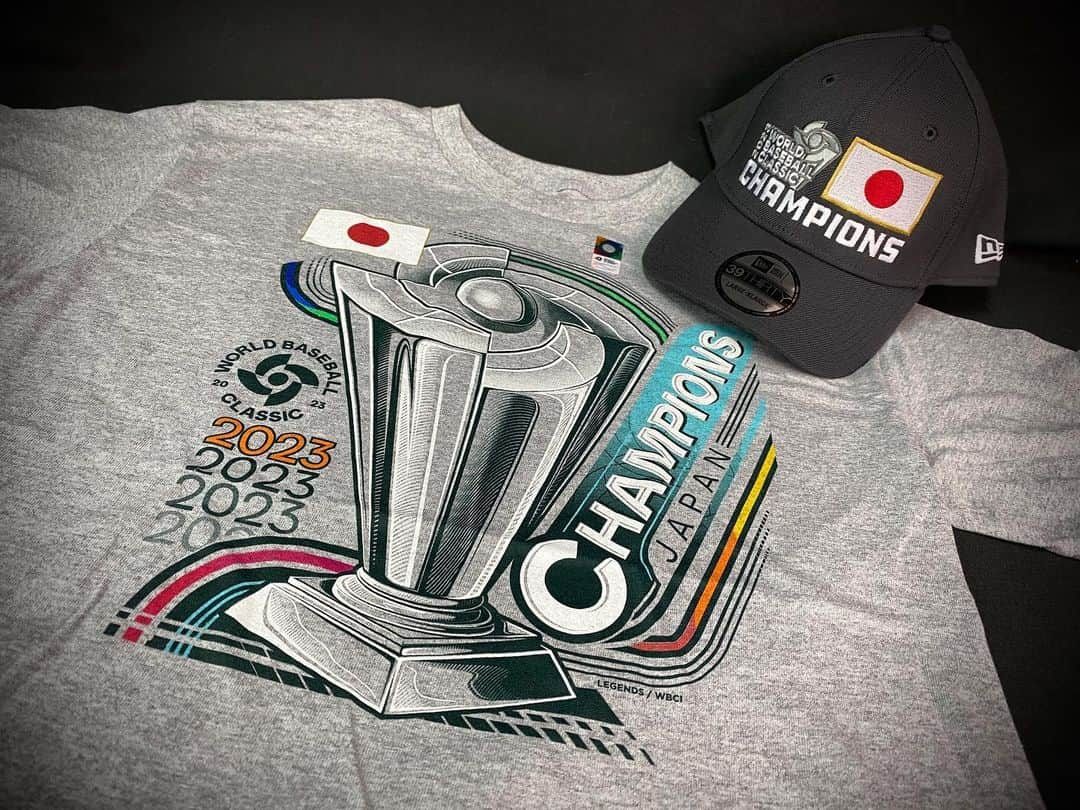 セレクションスタッフさんのインスタグラム写真 - (セレクションスタッフInstagram)「【入荷情報】  WBC優勝から早1ヶ月以上…！レギュラーシーズンも盛り上がっていますね！📣  さて、予約での販売・発送を行っていたWBCの優勝アイテムが一部店頭にも出ています！🎉  優勝後に侍ジャパンの選手達が被っていたあのキャップやTシャツをすぐに手に入れるチャンスです✊  入荷のたびにあの興奮が蘇ってきます…  #セレクション  #セレクション新宿 #セレクション大阪 #Selection #SelectionTokyo #SelectionOsaka #WBC #worldbaseballclassic  #侍ジャパン #日本代表 #ダルビッシュ有 #大谷翔平 #鈴木誠也 #山本由伸 #村上宗隆　 #佐々木朗希 #グッズ」5月15日 12時11分 - selection_headoffice