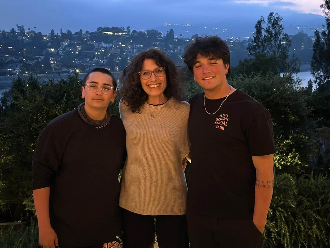 リサ・エデルシュタインのインスタグラム：「Couldn’t be prouder to be the #stepmom of these two beautiful young men ❤️❤️❤️❤️❤️❤️ #happymothersday indeed! #📷 @robertrussellworks」