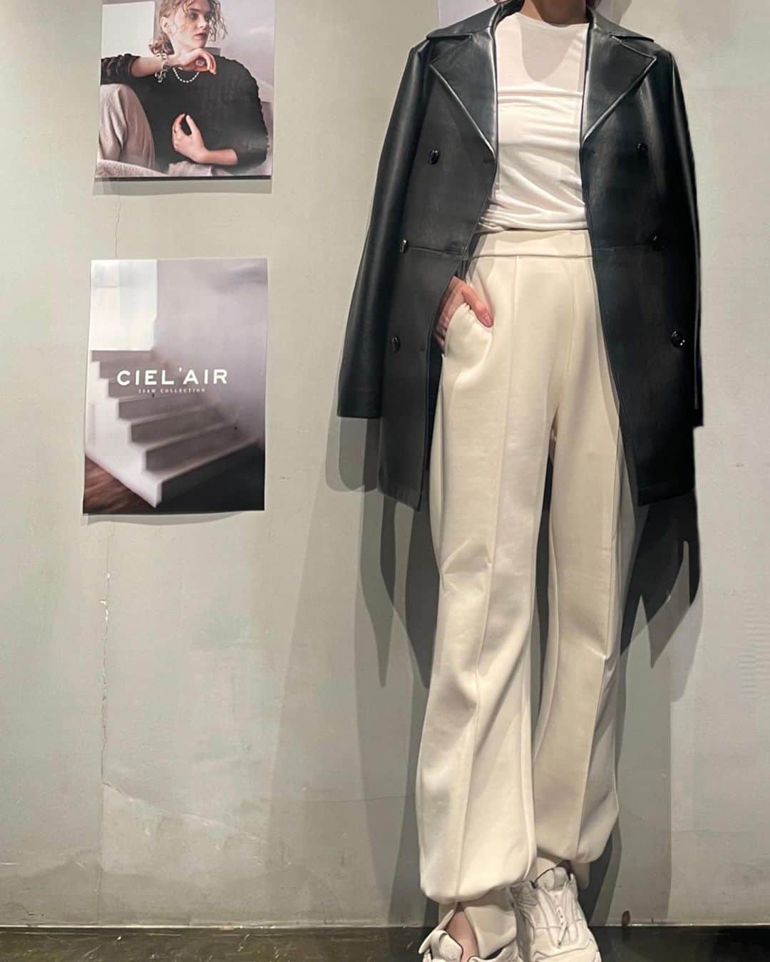 由架子 川野のインスタグラム：「展示会でオーダーしたこのパンツ、 ストレートじゃないの。 形がツボすぎる🤍 @cielair  @erikofujishiro.stylist」