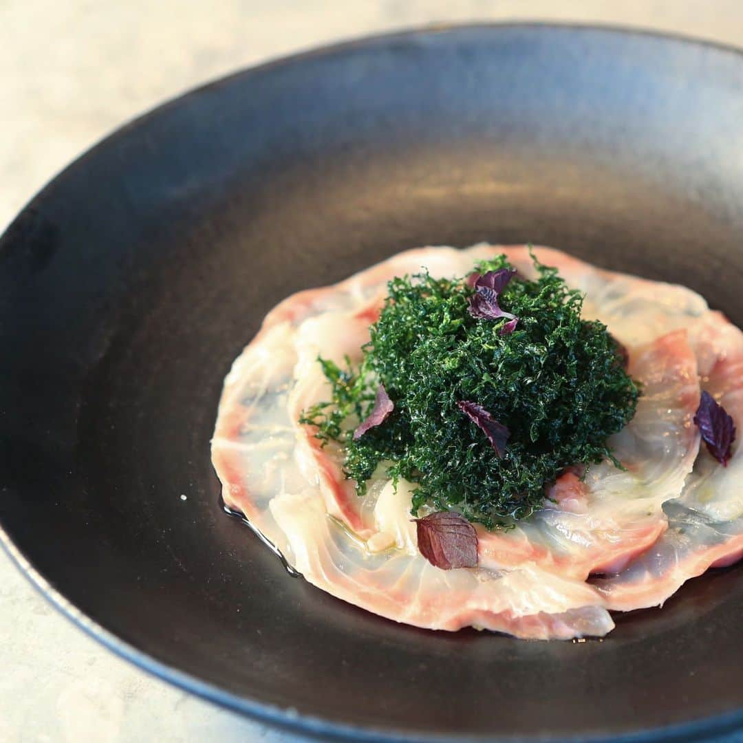 のインスタグラム：「* 800°DEGREES ARTISAN PIZZERIA  We have a fresh carpaccio with fried shiso  We change the fish seasonally  Click link to see full menu!  #800degreesjapan」