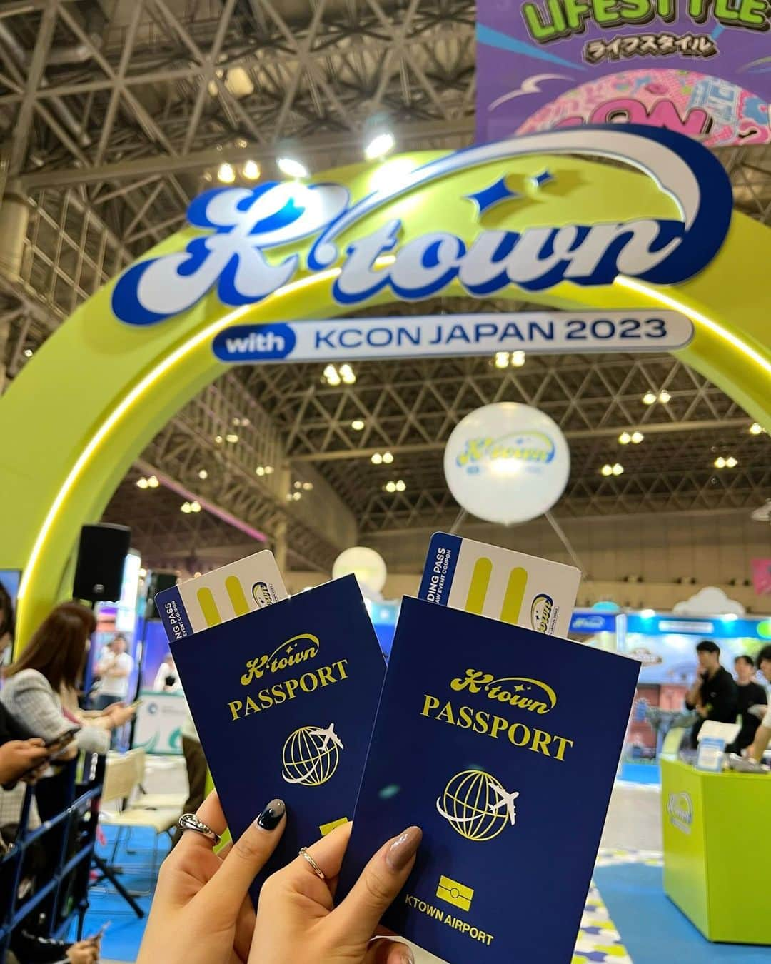 木田絵里香さんのインスタグラム写真 - (木田絵里香Instagram)「. #kconjapan に行ってきた✈️ 最終日に参戦👐🏻 @tsukasahayahisa  . 観光ブースはパスポートもらって周りながらスタンプラリーしてきたよ👶🏻🧢 . ルーレットもして景品getした🤣 . フォトスポットたくさんでいっぱい撮っちゃった🤍w . お邪魔した美容ブースタグつけてます🏷️ 韓国行きたくなったな😗 .  #kconjapan2023 #ktown #travel #fground.coltd_ #pr #バノバギ #banobagi #韓国コスメ」5月15日 12時17分 - erika_resexxy