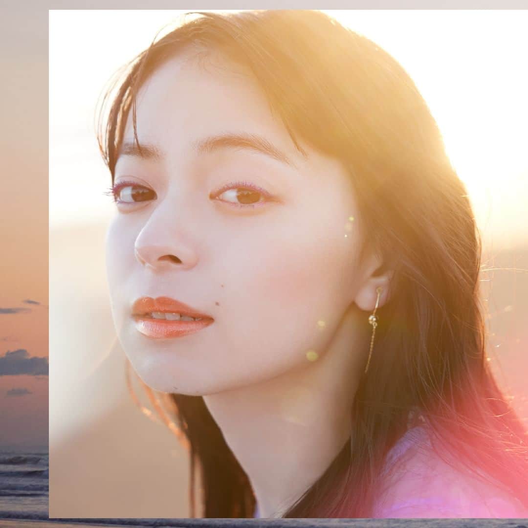 のインスタグラム：「エナジーグリッターきらめく❛水光プリズム❜ティント💄  熱っぽいスキントーンの中に輝くのは、まるで生命力が発露したような、ピンクやブルーの‘エナジーグリッター’。 みずみずしくきらめく「水光感」を唇にまとえば、神秘的なピュアさと、さりげない色気が同居する表情に。  ■LIP TINT  18 アンバーオレンジ（新色） / 119 アクアベージュ（限定色） / 114 シアーブロンズ（オンライン限定色）  6月14日(水)発売 @opera_cosmetics  ------------------------------------------------- ■PRESENT campaign❣ キャンペーン期間中にコメントをくれた方の中から抽選で10名様に、夏のコレクションsetが当たります✨ ⌛期間：5/10～6/27 この期間のオペラ投稿にコメントしてね。複数の投稿にコメントすると当選確率UP！お気に入りのポイントを教えてください💄 -------------------------------------------------  #オペラサマーコレクション2023 #オペラリップティント #リップティント #ティントリップ  #アンバーオレンジ #アクアベージュ #シアーブロンズ #operacosmetics」
