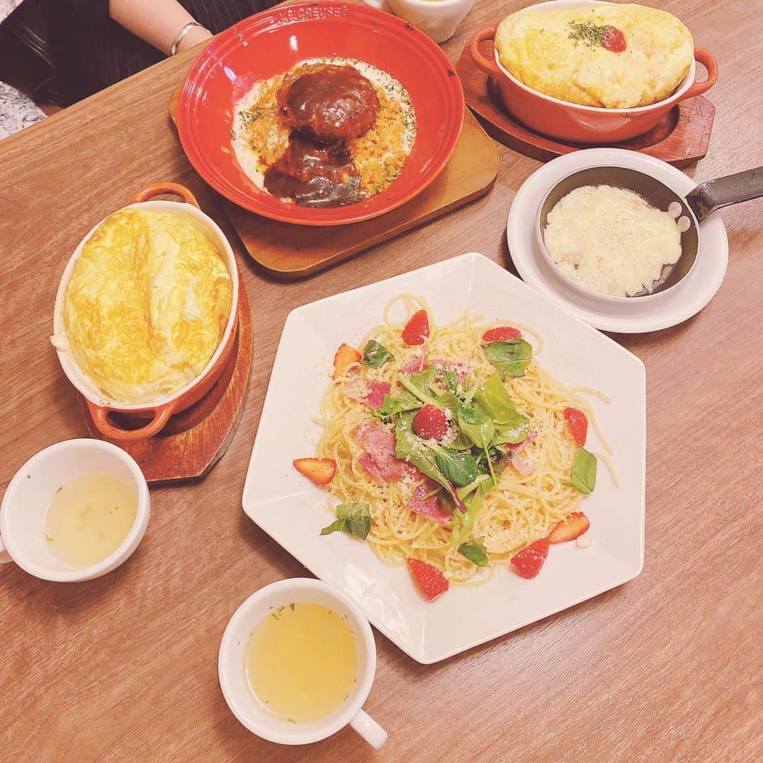 伊藤芽衣のインスタグラム：「大阪到着は 4月28日（金） 設営の日のお昼！ ⁡ 設営前に 遠征ちーむメンバーで まずは、 天王寺MIOさんで おひるを食べました♡ ⁡ 【Cheeseとはちみつ】 ⁡ 遠征中は いそがしすぎて。 なかなか スタッフメンバー全員が そろう時間が なかったので、 ⁡ 楽しかった思い出♡ ⁡ めいちは 安定のパスタを 食べました♡ ⁡ パスタさえ 食べられれば ご機嫌です！ ⁡ （ちなみにデザートを食べたのは ボスです🍮） ⁡ #天王寺ミオ #天王寺mio #cheeseとはちみつ #チーズとはちみつ #スフレオムライス #天王寺ランチ」