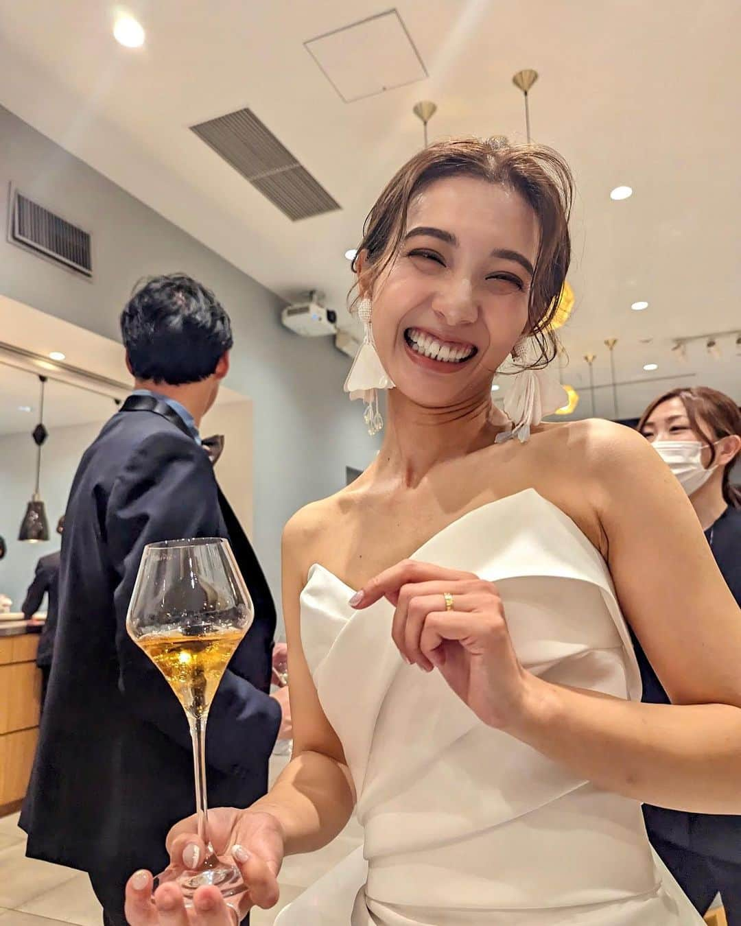 石井里奈さんのインスタグラム写真 - (石井里奈Instagram)「週末の大好きなえりなの結婚式♡ 本当に素敵な式で感動したよ🥹❤️ . えりながとーってもかわいくてとにかく本当に可愛かった！💗💗 幸せたくさんお裾分けしてもらえてよかったぁ！ えりなが色々考えてくれててご飯もとっても美味しくて楽しい結婚式でした💗 大好きな仲間も大集合でHAPPYな時間すぎました❣️ヘアアレンジは訳あってセルフで頑張ったよ笑 . ストーリーズにあげてて質問沢山来てたコーデはこちらです！ dress... @sandroparis  shoes... @manoloblahnik  . 海外のドレスってデザインが可愛くて大好き💗👗 今週も頑張ろう〜🔥 . #結婚式コーデ #結婚式 #sandro #manoloblahnik #結婚式二次会 #happywedding #enekotokyo #blackdress #結婚式お呼ばれ #結婚式ヘアアレンジ #お呼ばれコーデ #お呼ばれヘア」5月15日 12時20分 - ri7tin1025