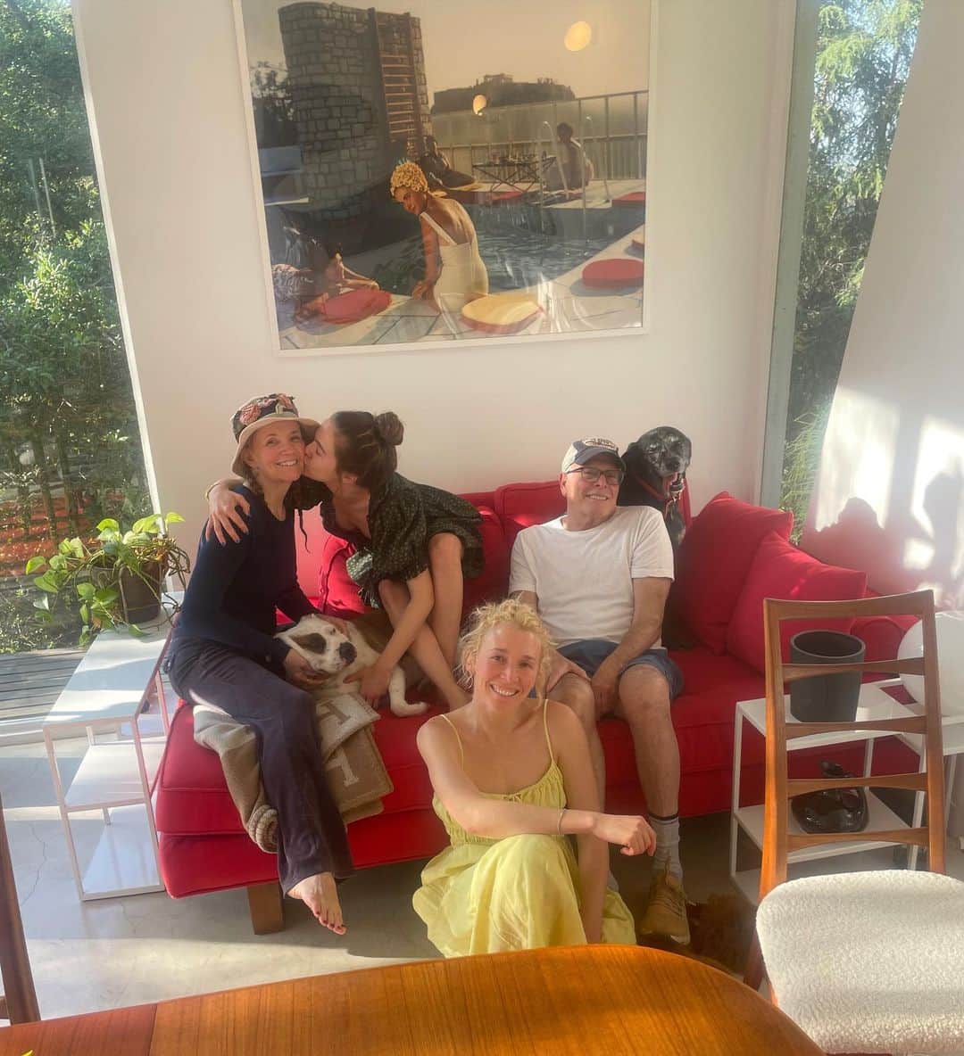 リー・トンプソンのインスタグラム：「I hope you moms out there had a wonderful Mother's Day. I got to see my girls. It was heaven. Lots of times I am away for work and I miss out on a chance to remember how profound it is to be a mom. I know it's also a time when we miss our moms who have passed.  So mom I love you ❤️. Thank you for being so creative and strong. #happymothersday」