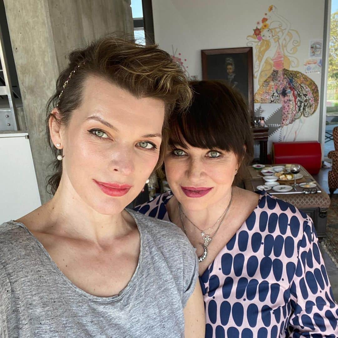 ミラ・ジョヴォヴィッチのインスタグラム：「Me and my mama on Mommy’s Day❤️」
