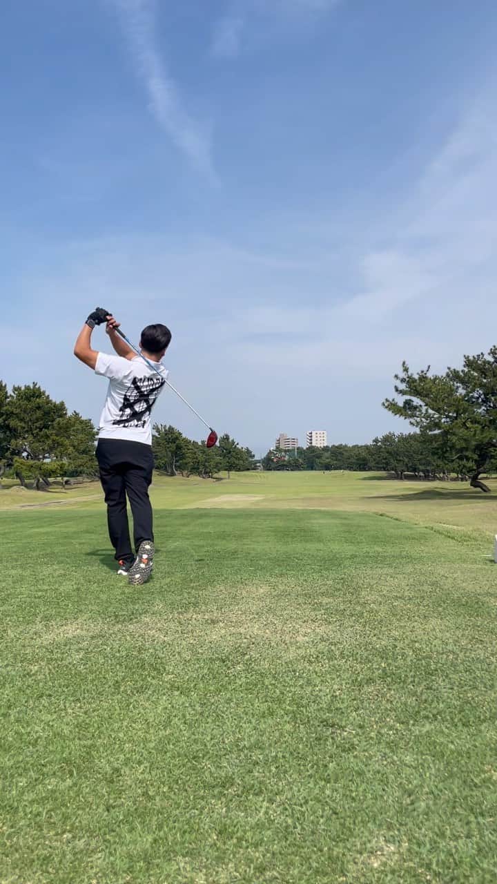 金尾玲生のインスタグラム：「.  ゴルフのシーズン到来。  @gdo.chigasakigolf はサクッと回れるしかなり練習になる…  この日は調子良くて、このショットは300ヤード飛んでてビックリ。 @taylormade_golf_japan stealth2 HDと @ustmamiyajapan のシャフトATTAS KINGがマッチしてて最高✌︎  グリップはもちろん @no1grip_official   近日中に発表がありますのでお楽しみに✌︎  #golf #ゴルフ」