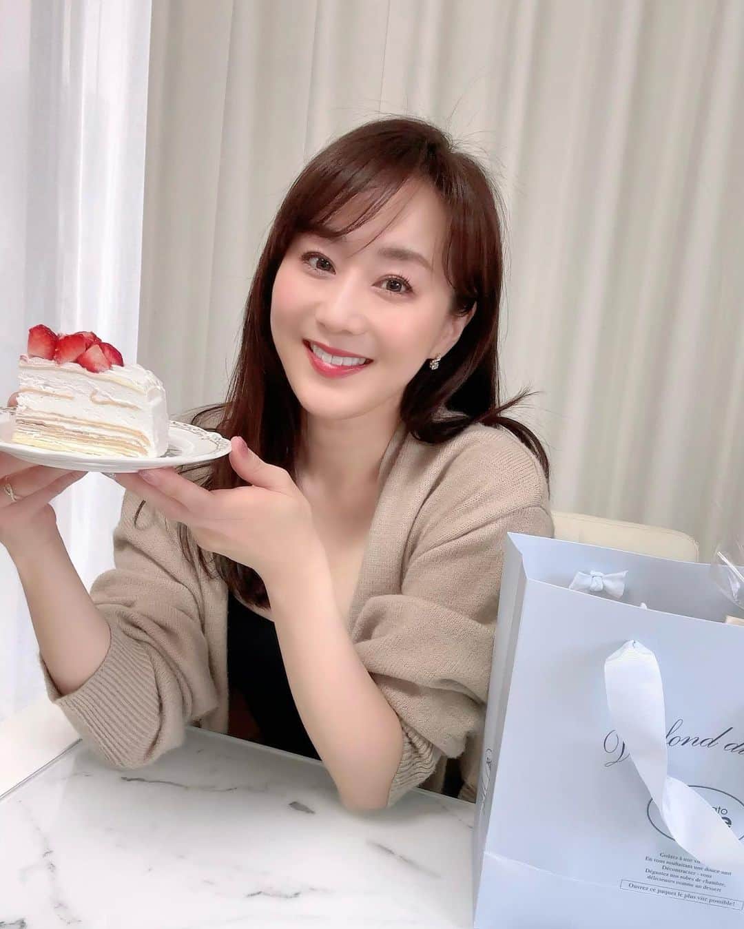 村上麻衣のインスタグラム：「Happy Mother's Day🌹  ミルクレープを作ってもらいました🍰 朝からクレープを何枚も焼いて、がんばってくれた🩷  ケーキの上の方がクリーム多めなのは、きっと最後の方でクレープが残り少なくなったんだろうね😂  おねだりしていた#ジェラピケ @gelatopique_official のパンツもらいました🎁 履くのが楽しみです。 グミはちょっと怖い。  . . . なんかすっかり投稿があいてしまいました。 元気にのんびりやってました。 今日は月曜日ですね。 また1週間がんばりましょ〜😊  #おうちじかん#おうち」