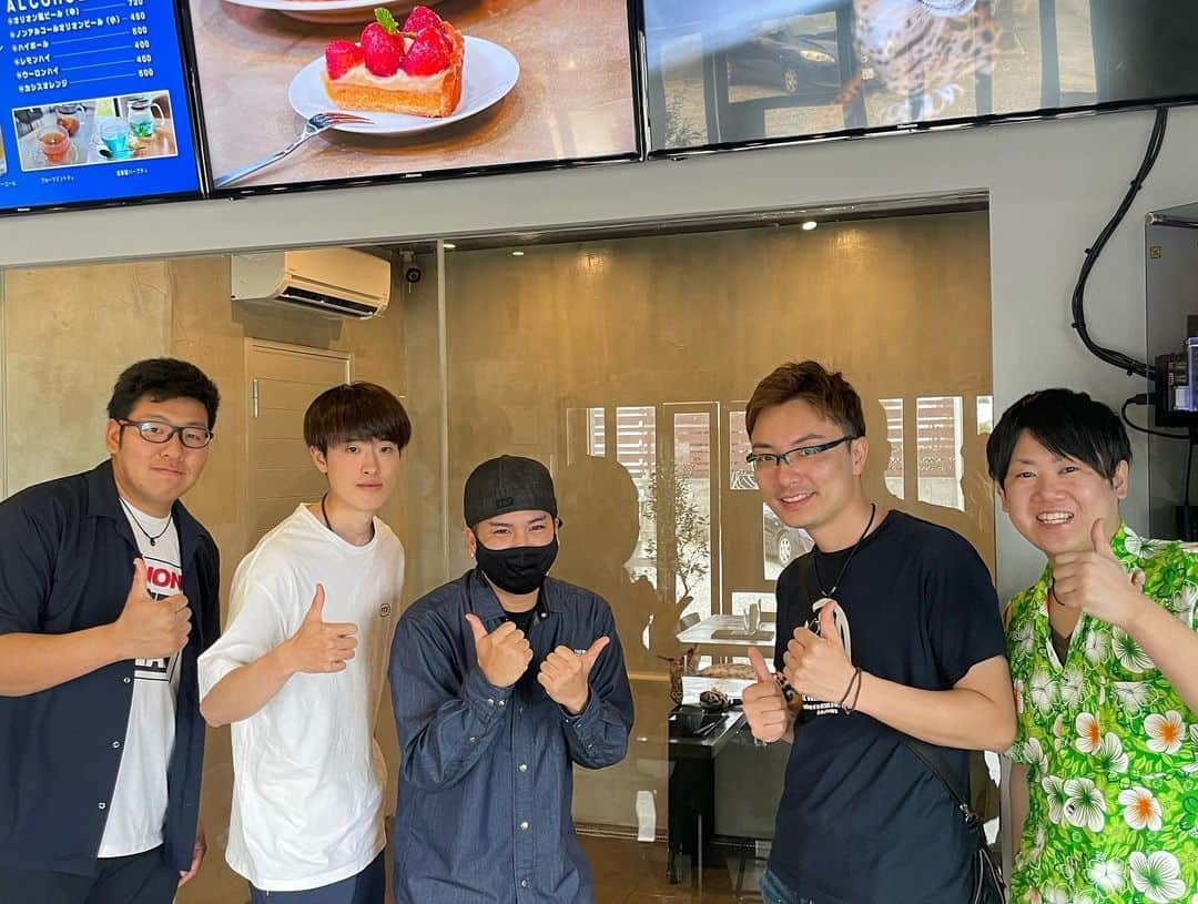 SKYtomoのインスタグラム：「川添プロ、渡邊プロ、入口プロ、ボウリング関係者様ありがとうございます😊 凄いプロの方々が来てくれて震えてます。 サラダカップの時期かぁー、少しボウリングに離れすぎてるのでそろそろ戻らないとなー。あっという間すぎてやばい。  朝のモーニングも徐々に人が来てくれてます。 朝8時から多かった。 土曜日もバイカーさん達がすごかった！」