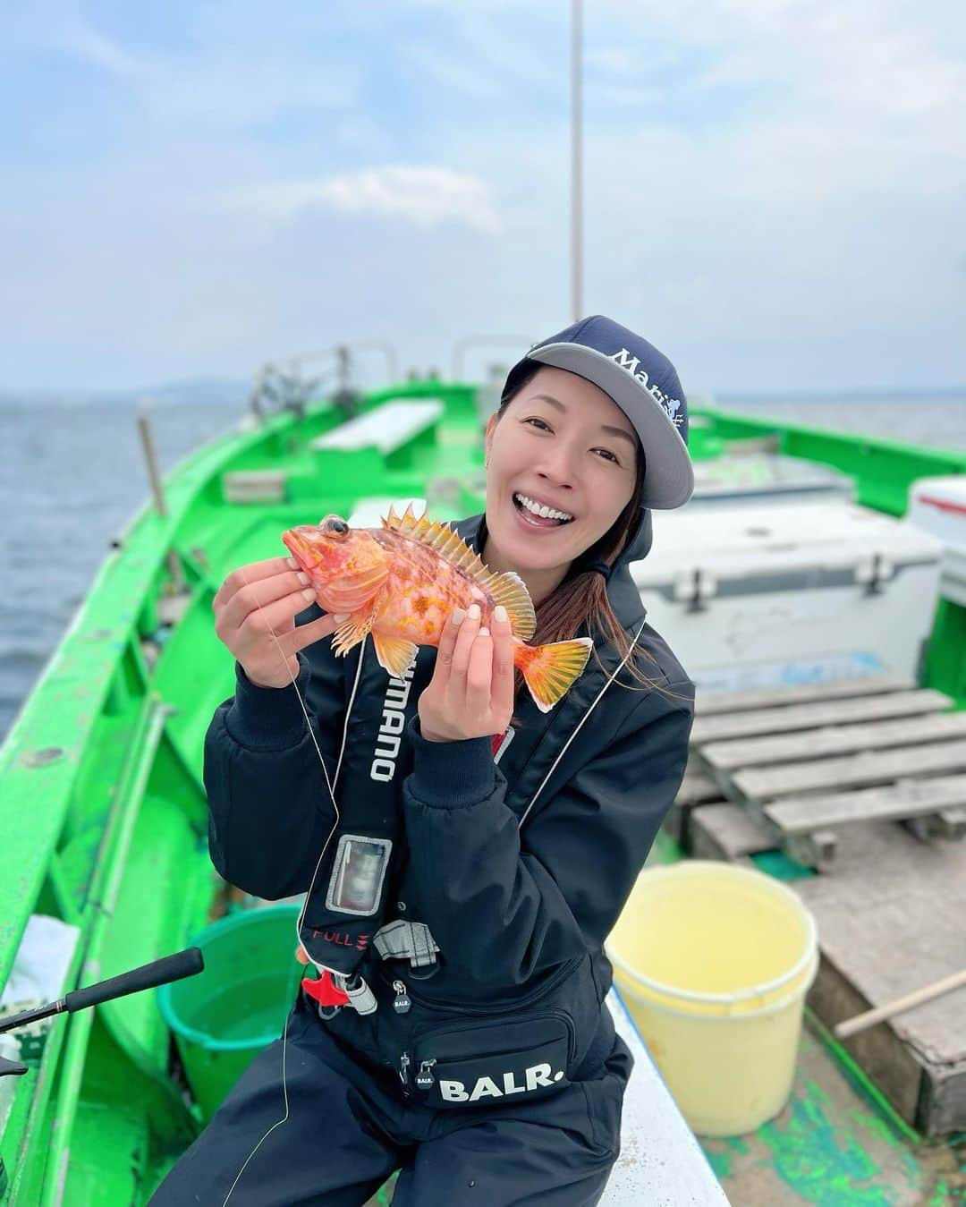 滝沢沙織さんのインスタグラム写真 - (滝沢沙織Instagram)「こんにちは😊✨ 番組で釣りに行った後、またリベンジでヒラメ釣りに行ったけれど釣れなかった日。。🎣 でも、アヤメカサゴちゃんがなんとか釣れました〜‼️✨ グローブ外したタイミングで釣れたから２枚目の写真、トゲが刺さりそうで怖いと思いながら持ってた写真（笑） なかなか本命釣れないけど、楽しめましたっ😆✨ 釣れなくても釣りしてる時間は最高のデトックス‼️🎣 #滝沢沙織 #ヒラメのリベンジ #釣れなかった #アヤメカサゴ #なんとか釣れた #佐島 #鶴丸 #釣れなくても釣りが好き #fishing#fish#fishinglife#fishingday#fishingtime#fishingislife#釣り#魚#釣り女優#滝沢釣り道#釣り女子#釣り好き#釣りファッション#海釣り#海」5月15日 12時42分 - saori_takizawa.official