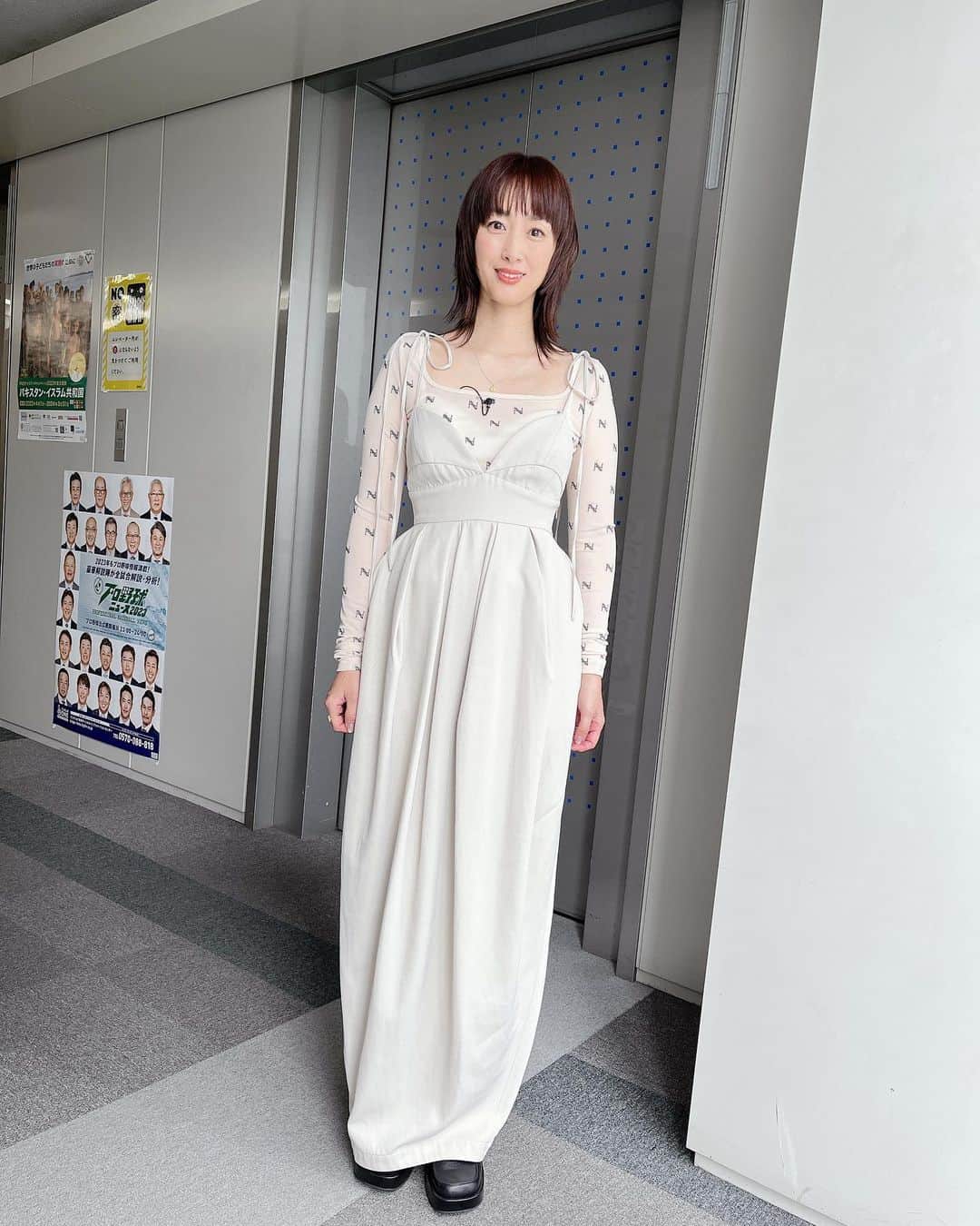 のインスタグラム：「本日のノンストップ衣装です！ . .  トップス、ワンピース @haengnae_official シューズ @untishold リング @yvette_jewelry . . なんとなんと‼︎三上アナの私服と同じだった🤗 せっかくなので、同じ角度でマネしてみましたー😂 . . #ノンストップ #衣装 #white #code #白 #onepiece #ワンピース  @mana.mikami47」
