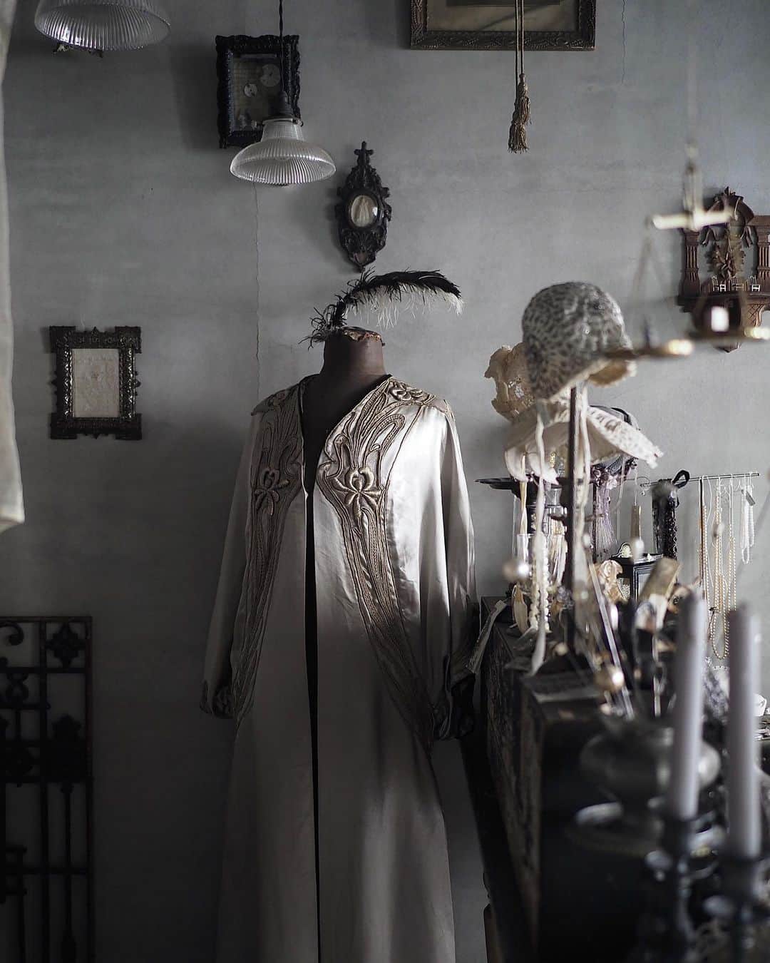 kiyomiさんのインスタグラム写真 - (kiyomiInstagram)「・ ・  Voyage au creux de la main 〜手のひらのなかの旅〜  初の関西での作品展 @revereve_ さまをはじめ 皆様には大変お世話になりました。  去年の夏にお話をいただいてから 時間はあったものの ２年以上入ってこない材料に悩まされ 製作が思うように進まず みなさんに満足して いただけるだけの数が出来るのか・・ 心配していましたが、  来てくださった皆さま、 お品よりも先に 『関西まで来てくださり、ありがとう！』 『展示品を見れただけでも嬉しい』 『ひとつ買えただけでも幸せ』 『そんなん気にせんでええ』と😂  優しいお声を沢山かけていただいて 胸がいっぱいになりました。 （みなさん、優しいー！） 本当にありがとうございました。 ・  ・ 私とお客様に時間をつくってくださった みゆきさんのお陰で @revereve_  （梱包、お会計、お茶出し全てして くださいました）ゆっくりと、 貴重で幸せな時間を過ごすことが出来ました  素晴らしい空間作り、 お客様のことを考えたおもてなし、 全てにおいて 先にあるのはお客様 みゆきさんの愛溢れた会場づくり  その世界に 私もご一緒させていただけたこと、 幸せに思います。 まだまだ書きたいこと、伝えたいことは沢山 ありますが、 この気持ちを胸に、次の製作に入ります。 ・  今回、ご縁がなかった方 遠方から応援してくださった皆様 本当に申し訳ありませんでした。 こちらに懲りずに どうぞ引き続きよろしくお願い いたします。  ありがとうございました  ・ 【観覧日お知らせ】  5月　25.  26.  27 日 （3日間） 予約制になります  ミニチュア販売はありませんが お店のアンティークはご購入できます✨  お問い合わせは　 @revereve_ さま　まで ＤＭまたは　mailで お問い合わせくださいませ。 ・  ・  Kiyomi  ・  ・  ・  ・  #ミニチュア#miniature#dollhouse #Frenchinterior #ブロカント #antique#Frenchstyle#cute#closet #シャビーシック#Interior#フレンチインテリア #antique  #Frenchdecor#brocante #アンティーク風#brocantestyle#shabby #shabbychic #shabbychicdecor#armoire #フレンチチェア #chair  #Frenchchair  #Frenchmirror」5月15日 12時53分 - chiisanashiawase2015