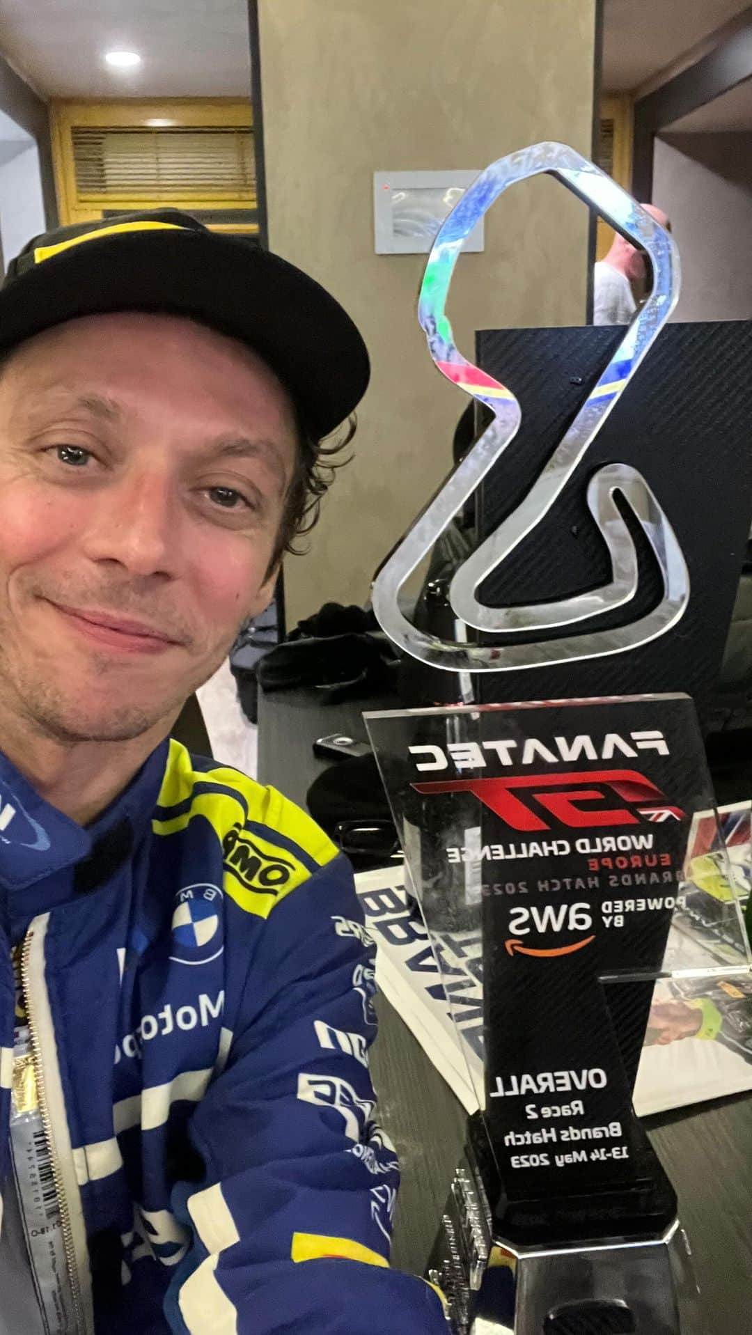 バレンティーノ・ロッシのインスタグラム：「P2 in Brands Hatch for the first sprint race of the season!!!! Yeeeeeeaaaaaahhhh🤘🏼🤘🏼🤘🏼」