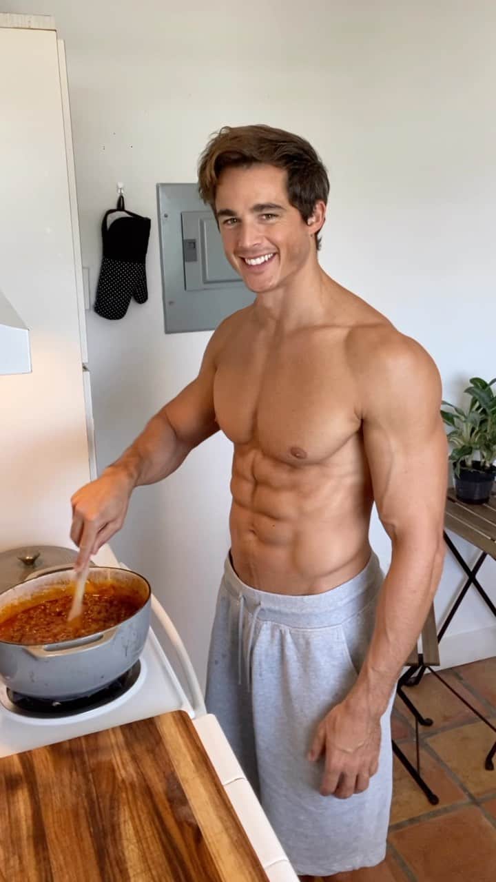 のインスタグラム：「Make ragù with me. Soffritto: carrot, celery, onion, olive oil Stir fry then add  Beef: half Sirloin, half Chuck Stir fry while breaking it down, add salt Add white wine, evaporate. Add tomato passata (sieved), tomato concentrate, bay leaves.  Close lid, simmer on low heat for a few hours.  I have many variants of ragù, this one I like to use in lasagne. Maybe I’ll show you how to make that next time ;)」