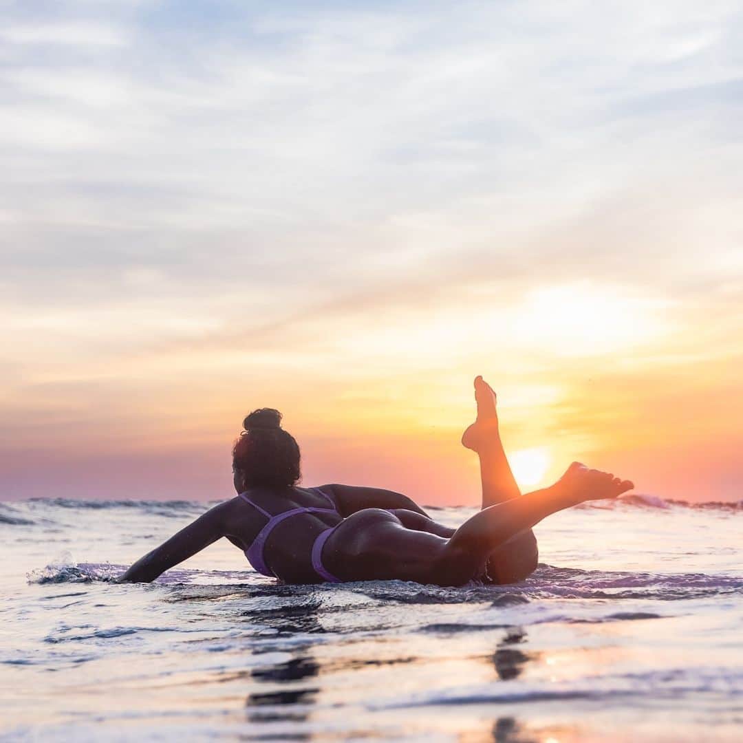 BILLABONG WOMENSのインスタグラム：「Sunset surf sessions hit different in Summertime ❤️   📷 @nicolesweetsports」