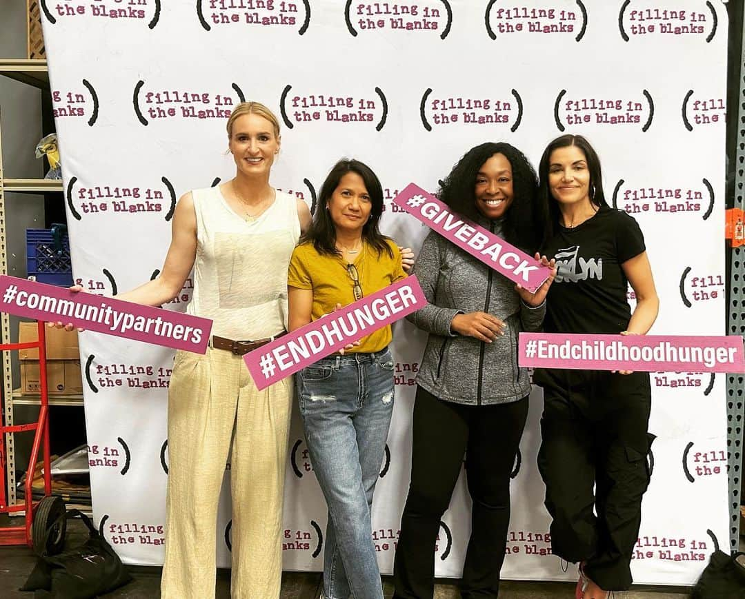 ションダ・ライムズさんのインスタグラム写真 - (ションダ・ライムズInstagram)「Spent some of #mothersday weekend with my friends and kids helping to pack meals at @filling_blanks for children in need.  Because no mom should have to see her child go without.  #happymothersday」5月15日 4時02分 - shondarhimes