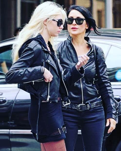 テイラー・モンセンのインスタグラム：「#happymothersday #rocknrollmom」