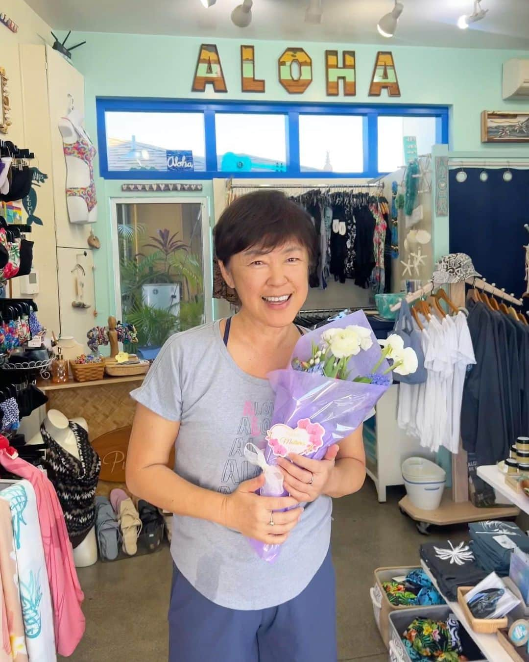 Pualani Hawaii Beachwearさんのインスタグラム写真 - (Pualani Hawaii BeachwearInstagram)「Happy Mother’s Day 🌺 プアラニモンサラットの母、カズサさん💖  いつもたくさんの愛をありがとうございます💐  #hawaii#mothersday #monsarrat #母の日#プアラニハワイ #モンサラット#モンサラットアベニュー #ハワイ#ハワイ旅行 #水着#プアラニ #ダイヤモンドヘッド#ありがとう」5月15日 4時10分 - pualani_monsarrat